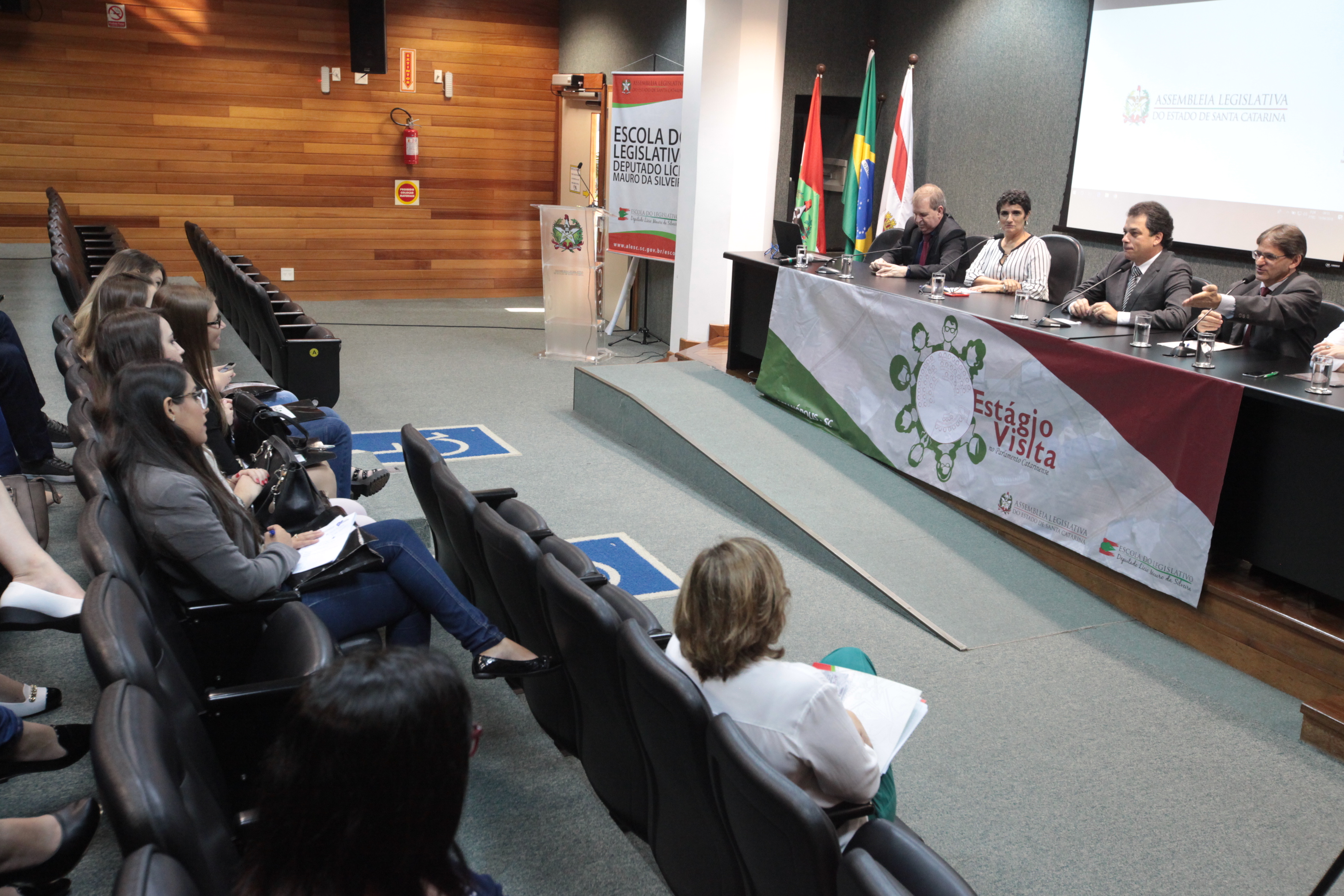 Mesa Redonda com Deputados e Palestra