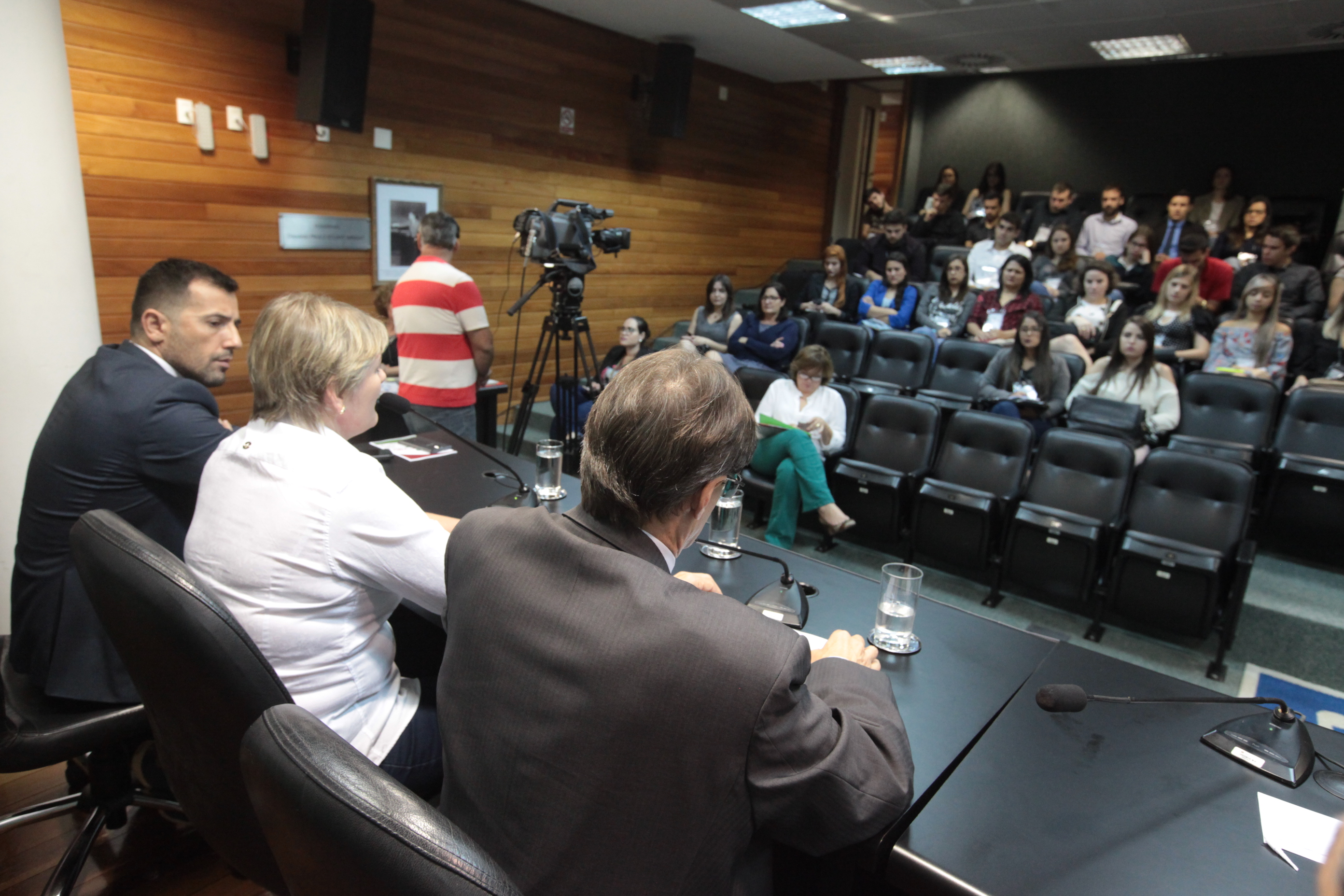 Mesa Redonda com Deputados e Palestra