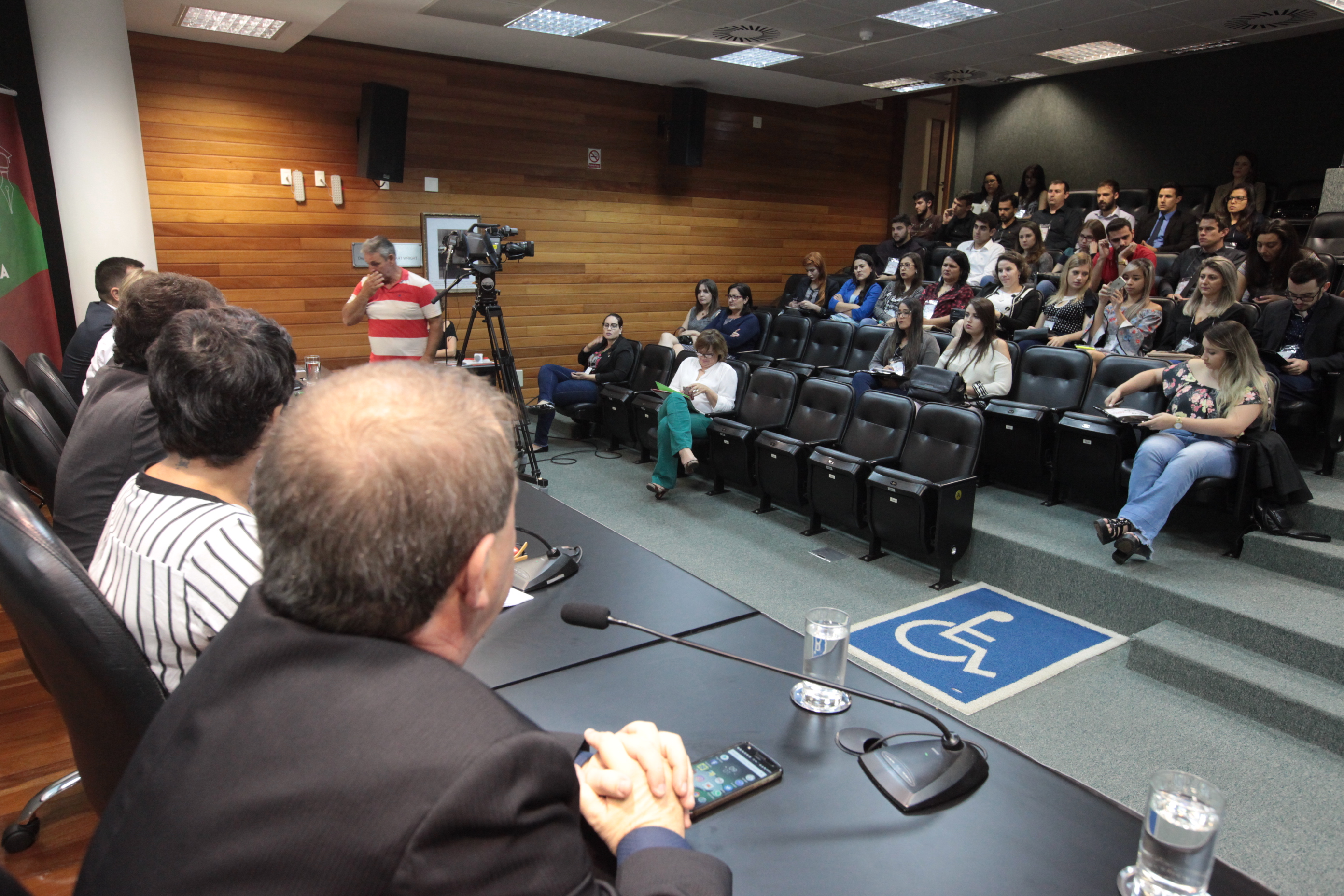 Mesa Redonda com Deputados e Palestra