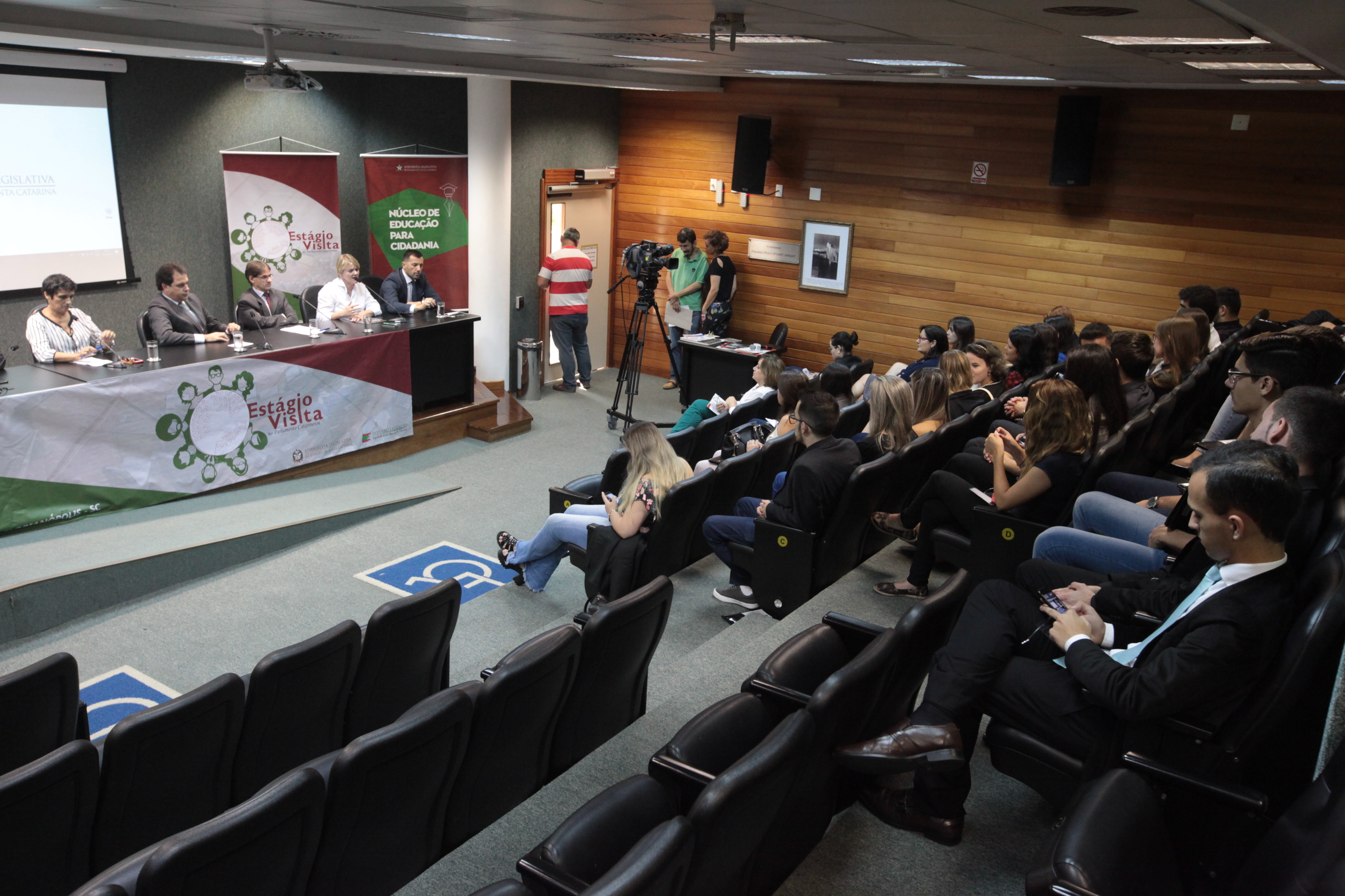 Mesa Redonda com Deputados e Palestra