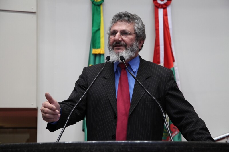 Padre Pedro questiona continuidade de pagamento a ex-governadores
