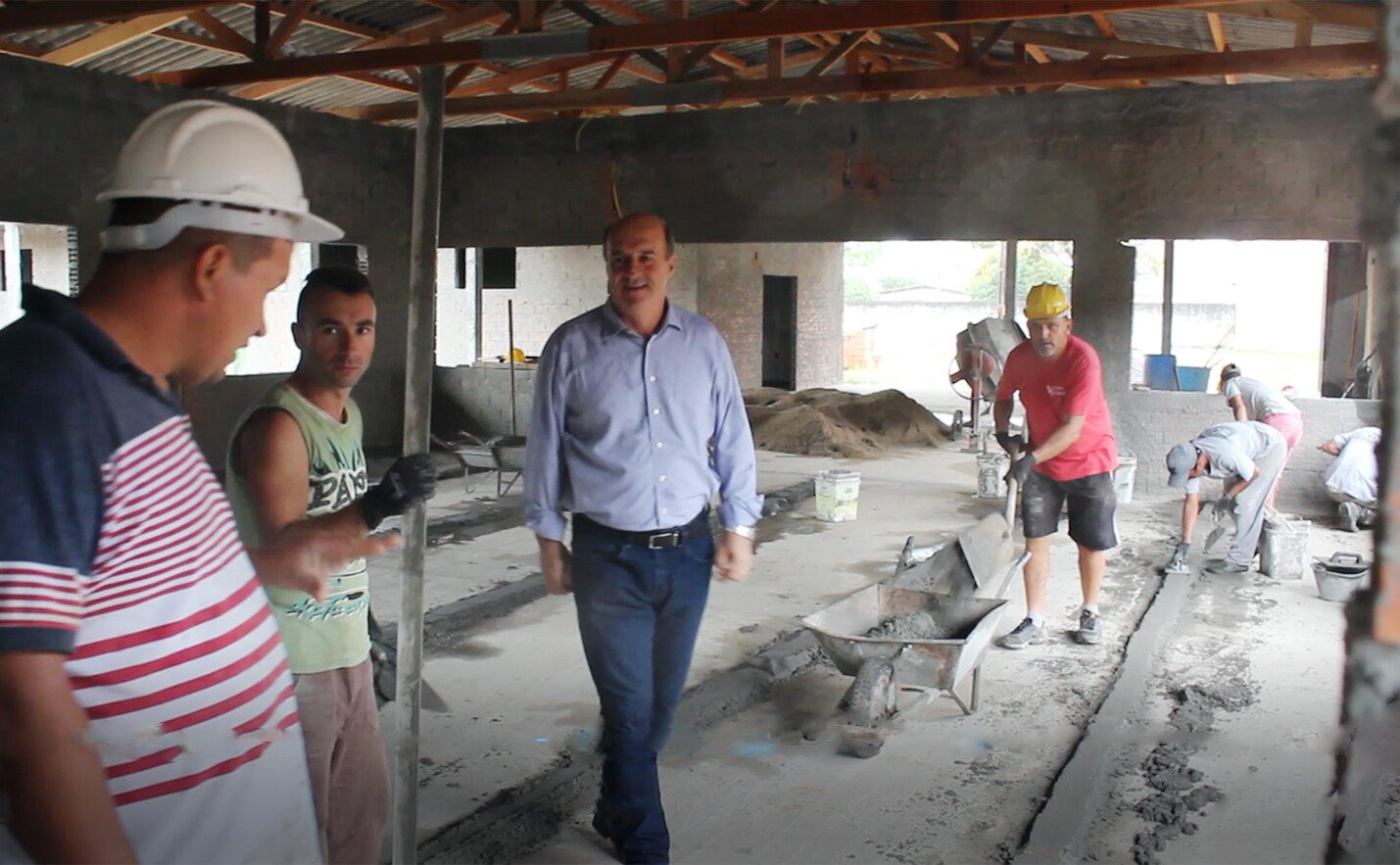 Zé Milton faz vistoria nas obras da Escola Catulo da Paixão Cearense