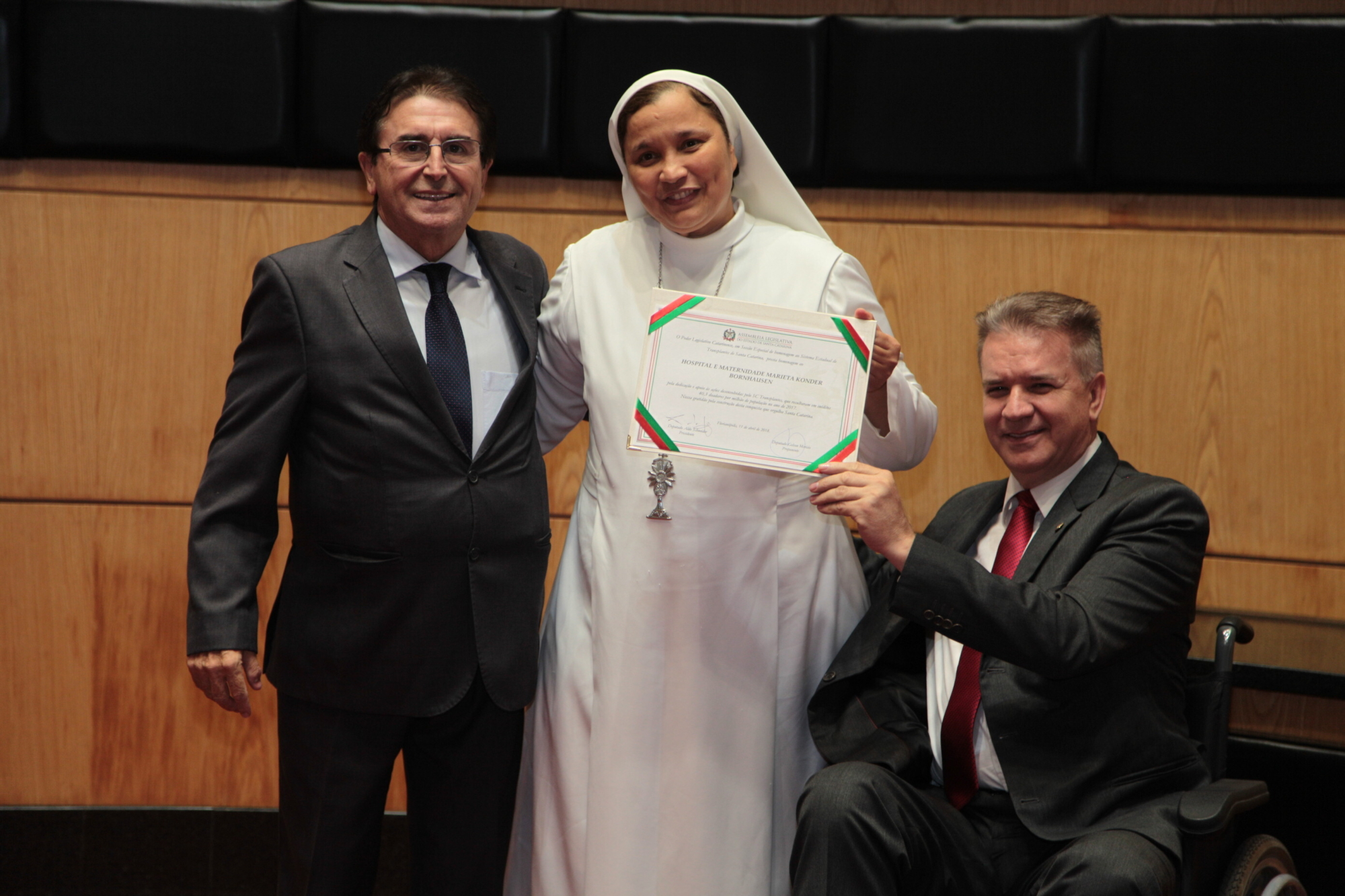 Irmã Mércia Lemes recebe homenagem das mãos dos deputados Antonio Aguiar e Cesar Valduga