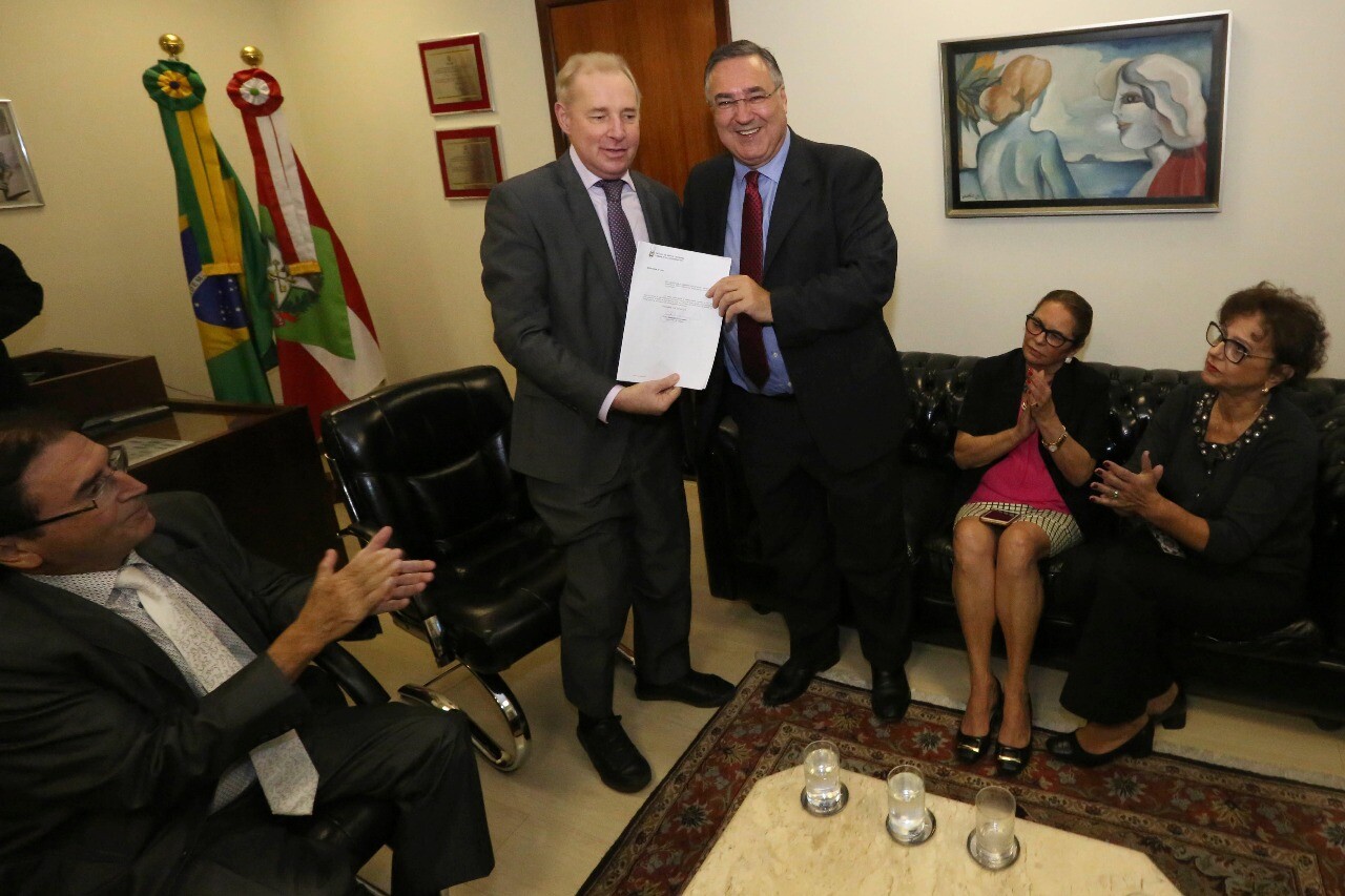 Raimundo Colombo deixa oficialmente o governo de Santa Catarina
