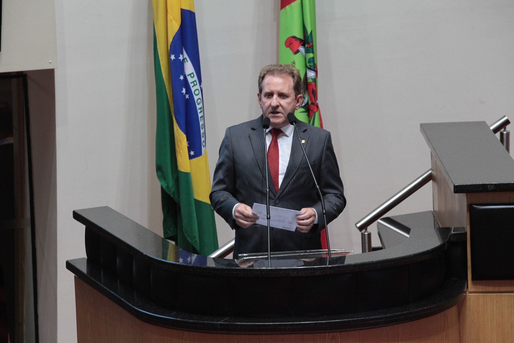 Comin vai presidir Frente Parlamentar para fiscalizar programas do Governo