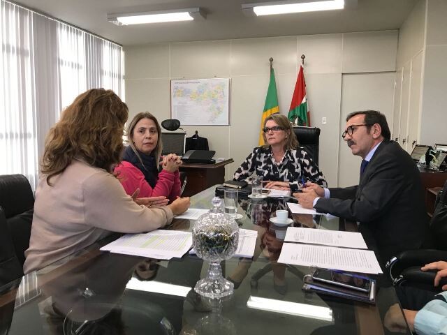Venzon busca apoio para escolas de Brusque