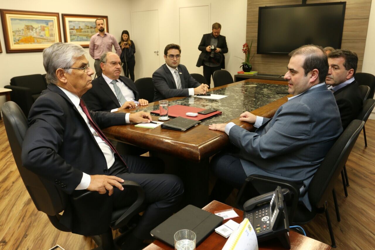 Chiodini promoveu encontro do presidente da Fecomércio, Bruno Breithaupt com o governador Eduardo Pinho Moreira
FOTO: Rodrigo de Souza / Divulgação