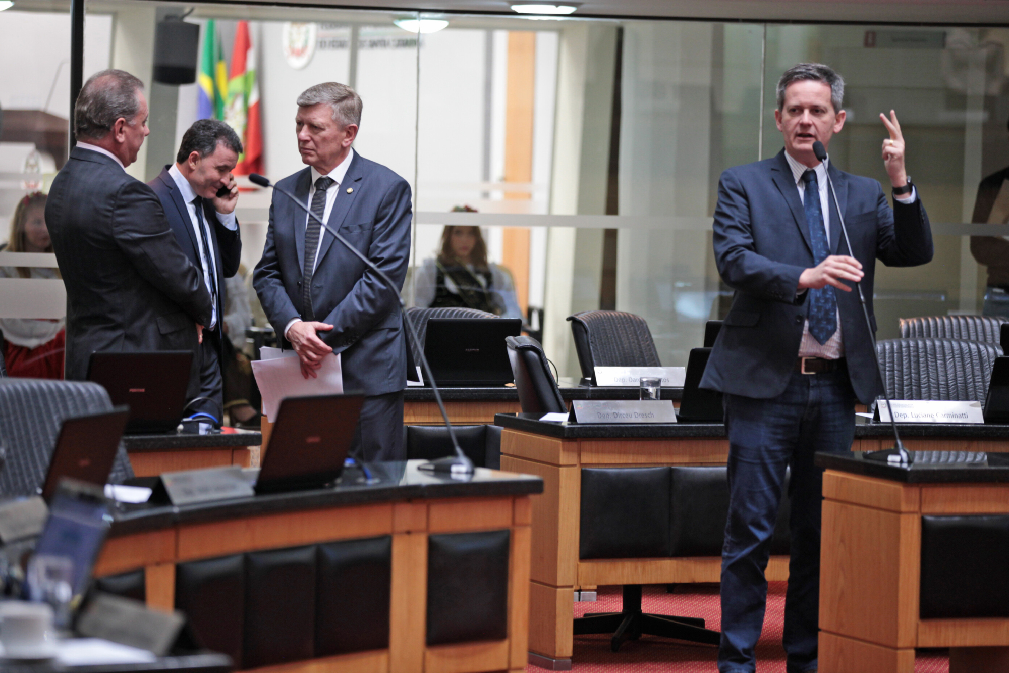 Caminhoneiros param agronegócio e poderes devem se mobilizar