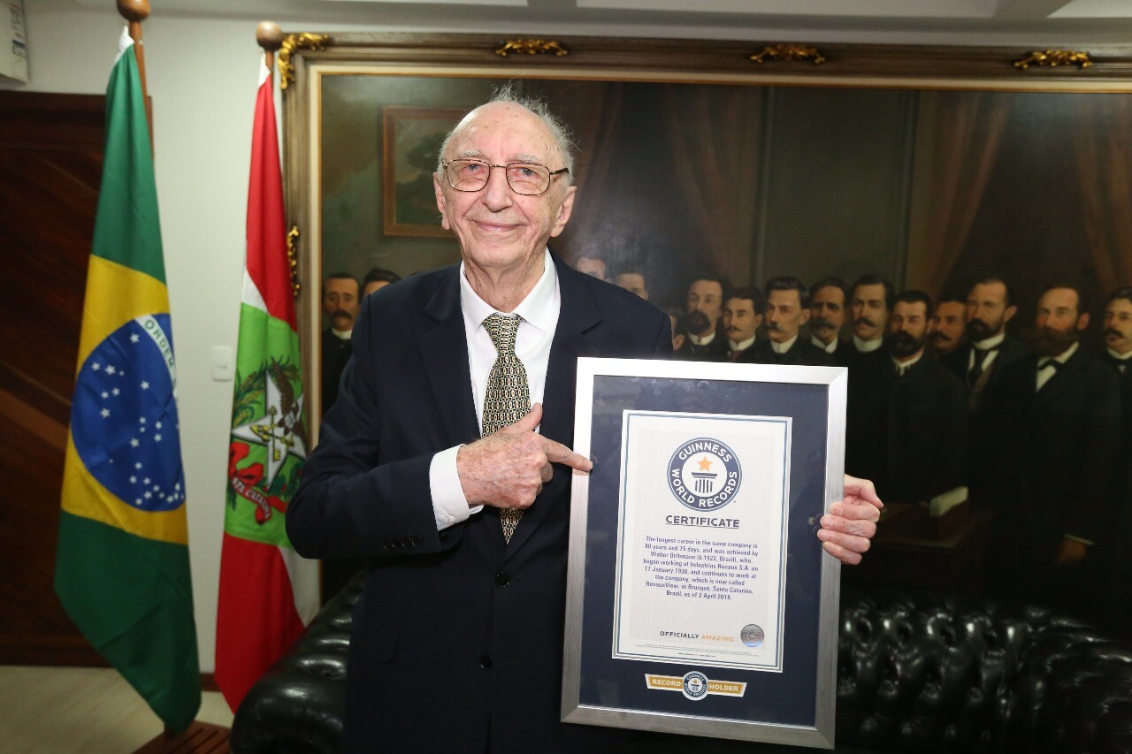 Catarinense que trabalha há 80 anos na mesma empresa é homenageado na Alesc