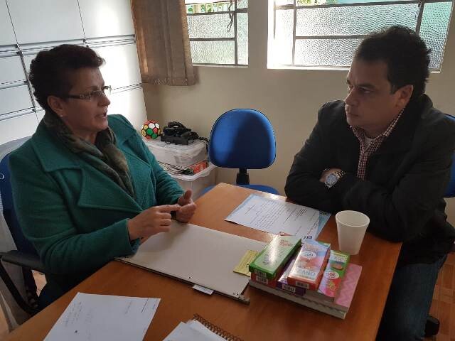 Deputado Minotto com a diretora escolar Anadir Lanhi