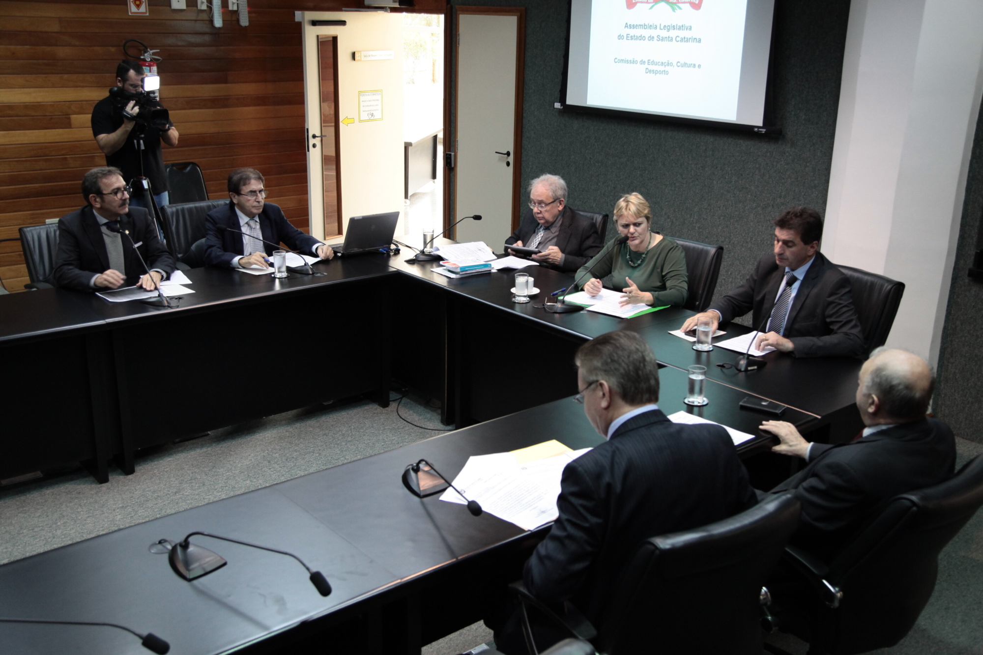 Líder do governo garante que dispensa de assessores de direção será revogada