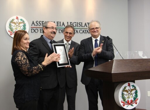 Escritor Miguel João Simão foi homenageado com uma Moção de Aplauso indicada pelo deputado. Foto: Jaque Bassetto
