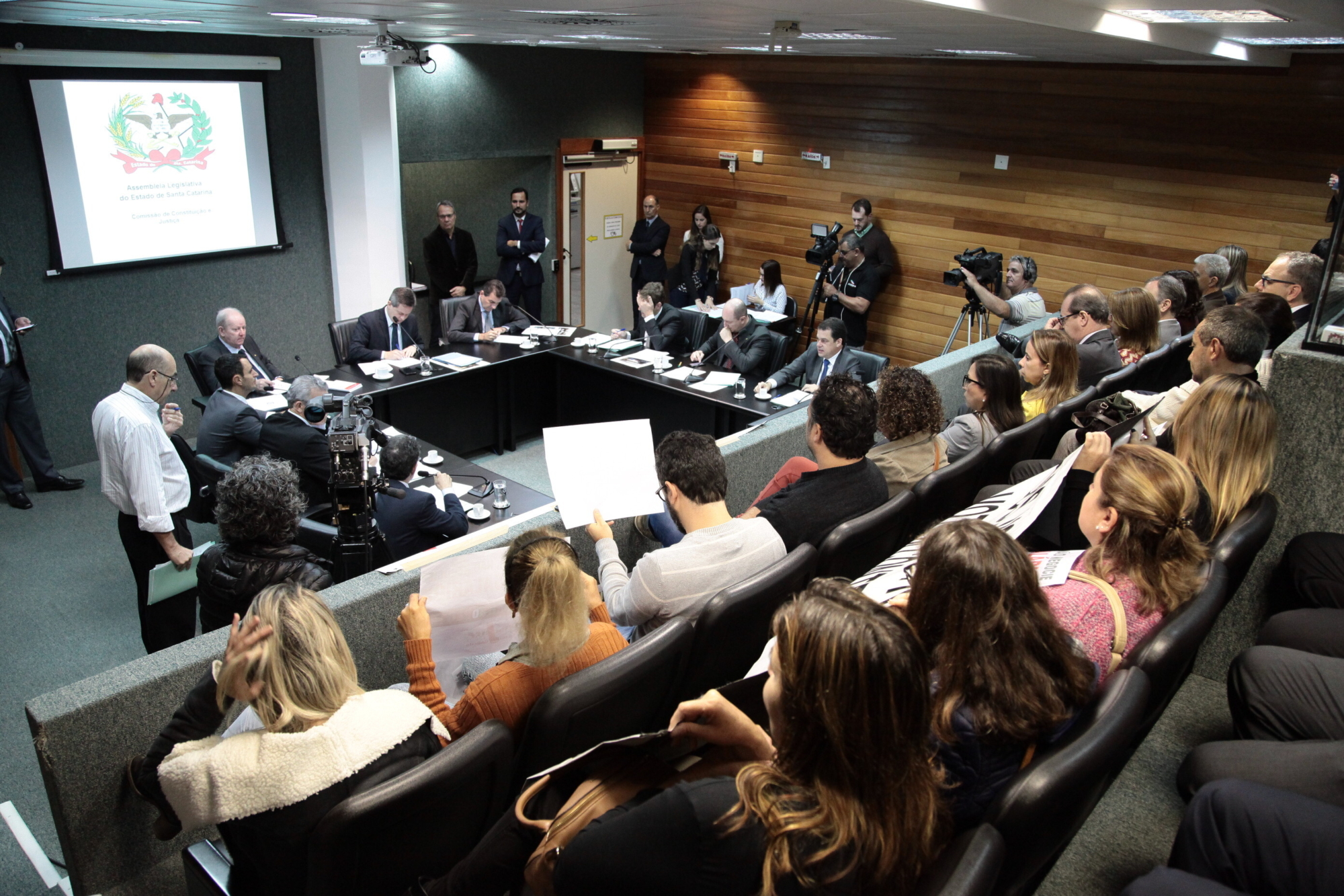 CCJ aprova projetos que alteram e criam cargos no Ministério Público e no TJSC