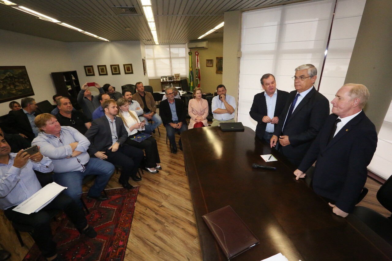 Governador, deputado Peninha e presidente da Alesc, deputado Aldo Schneider, participaram do ato com prefeitos da região beneficiada