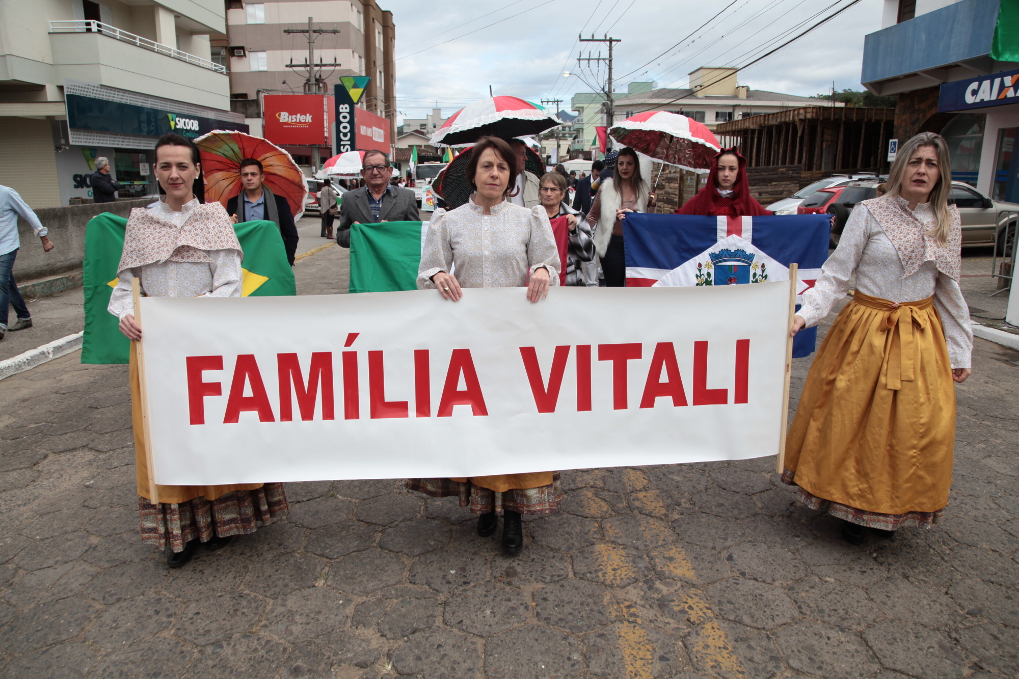 Família Vitali presta sua homenagem em meio ao desfile Saga dos Valentes.
