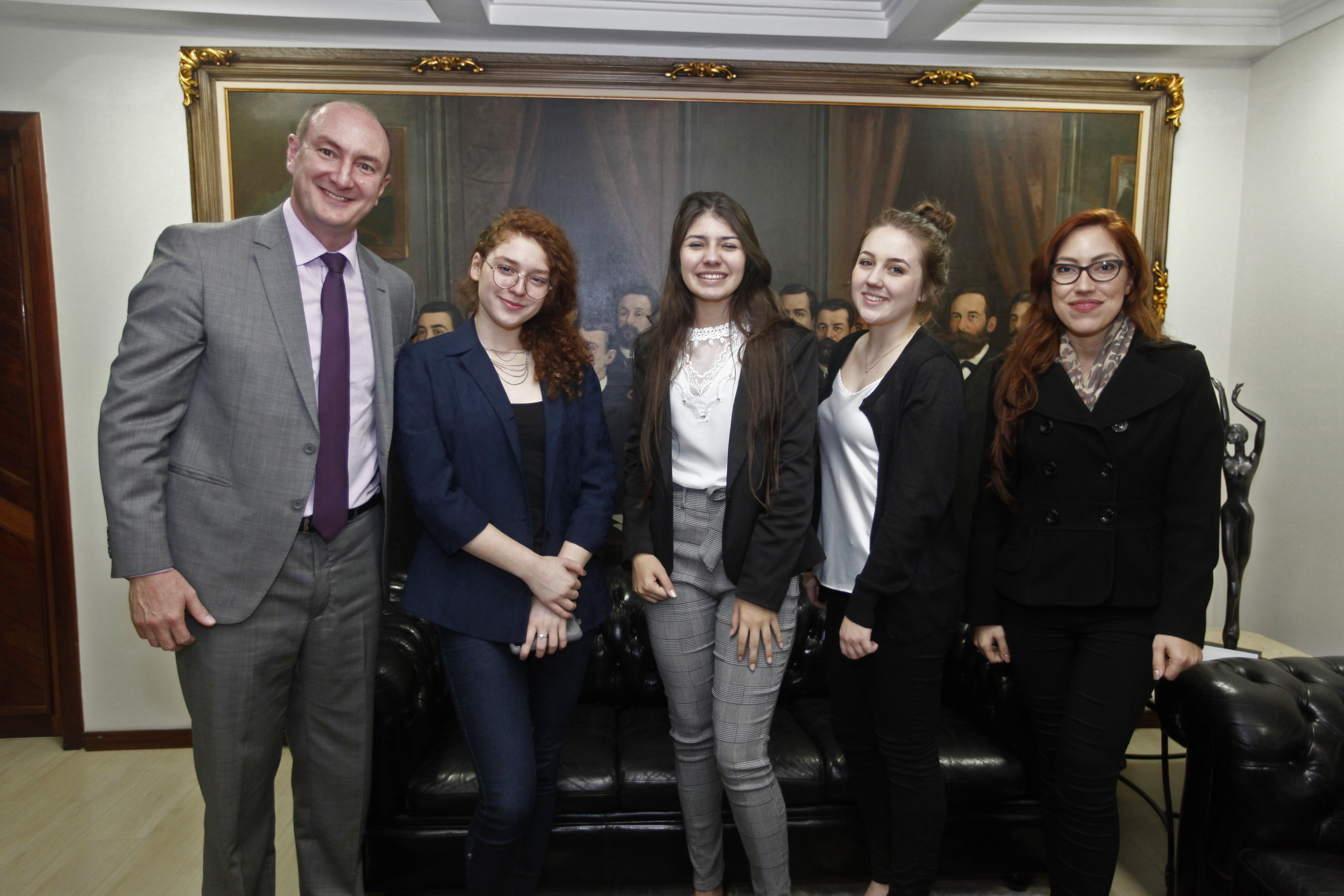 Jovens Parlamentares Visitam Presidência da Casa