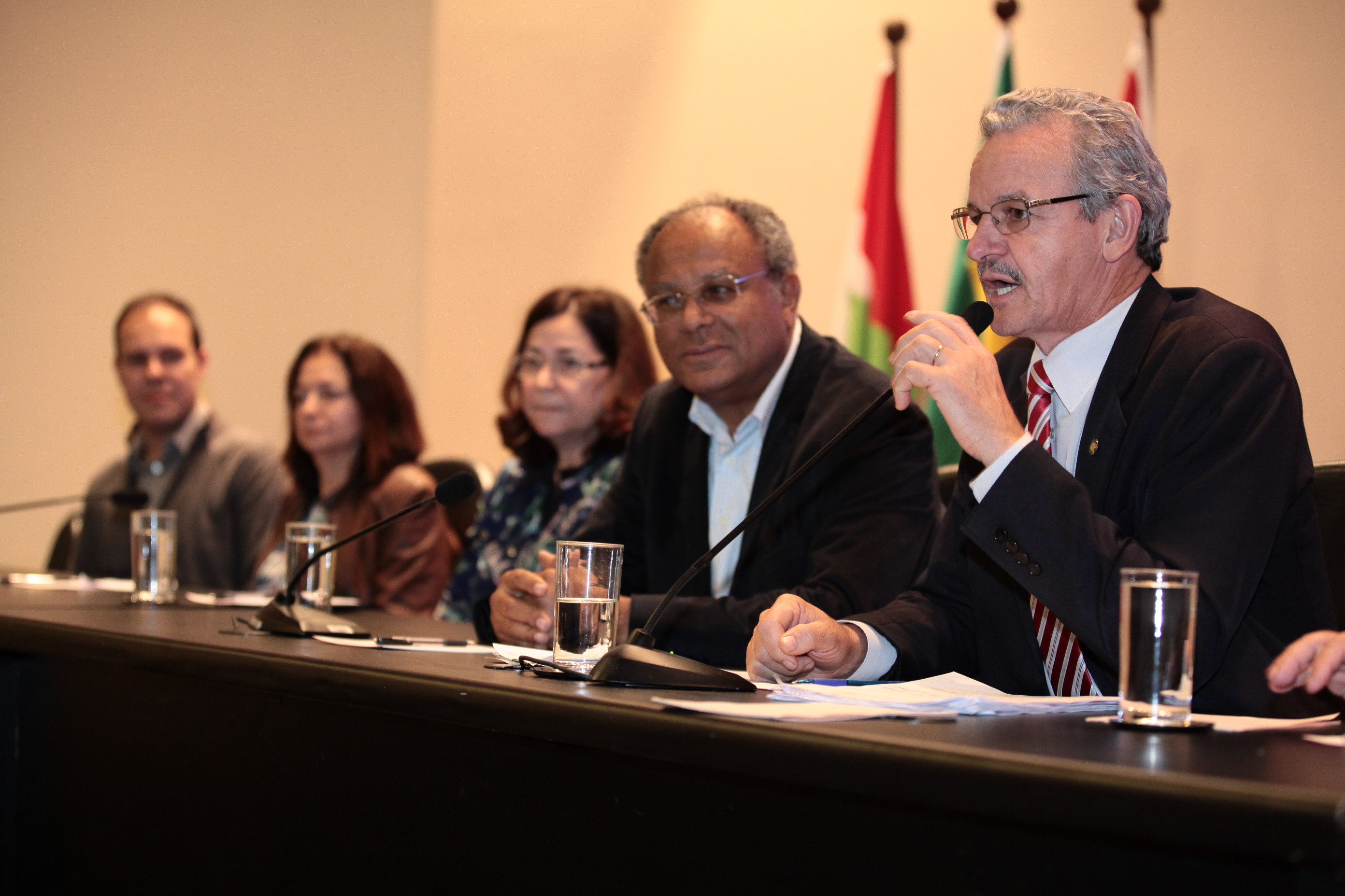 Comissão de Direitos Humanos Promove Audiência Pública Sobre Ocupações Urbanas em Florianópolis.