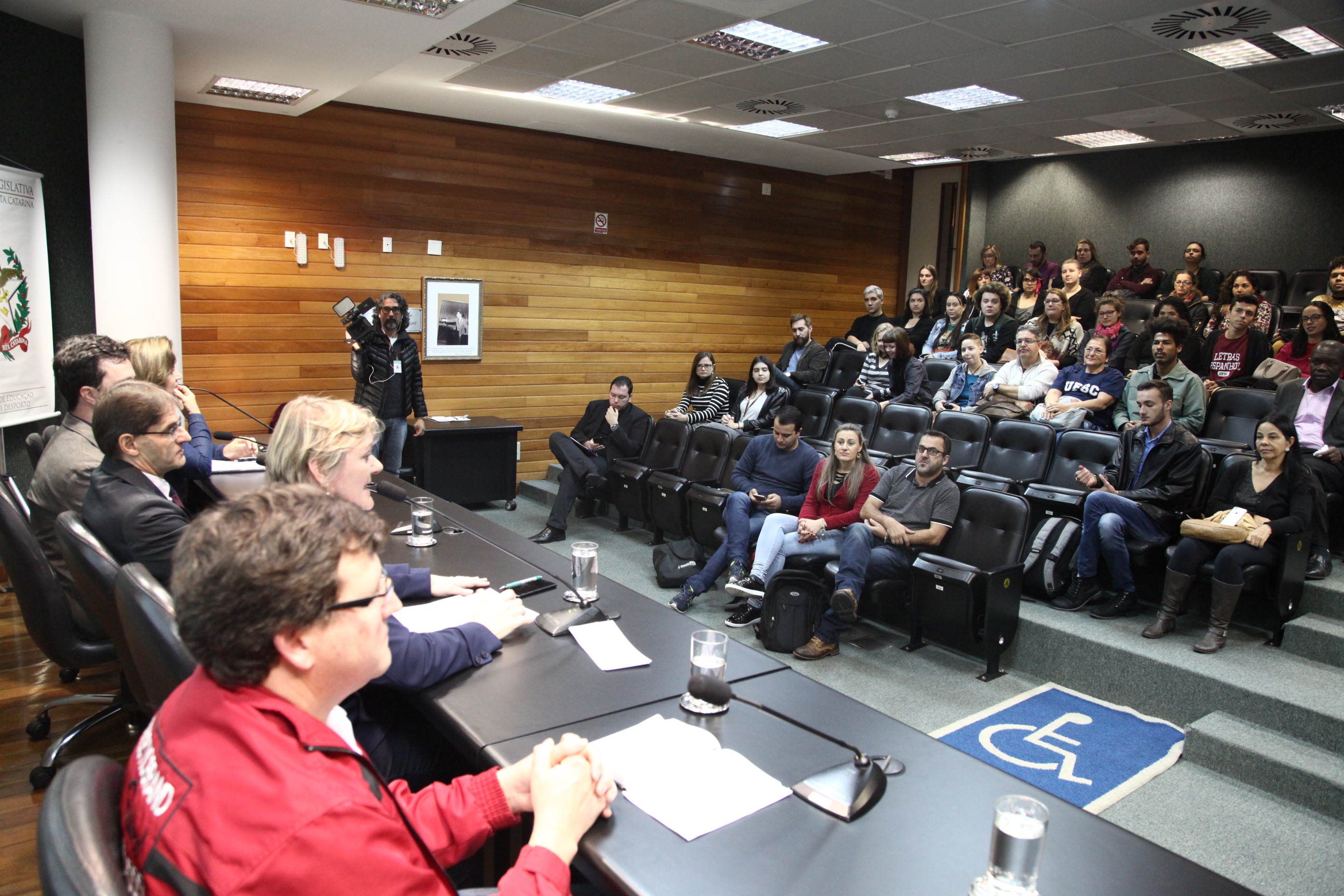 Discussão Relativas á Disciplina de Espanhol na Educação Básica em SC''