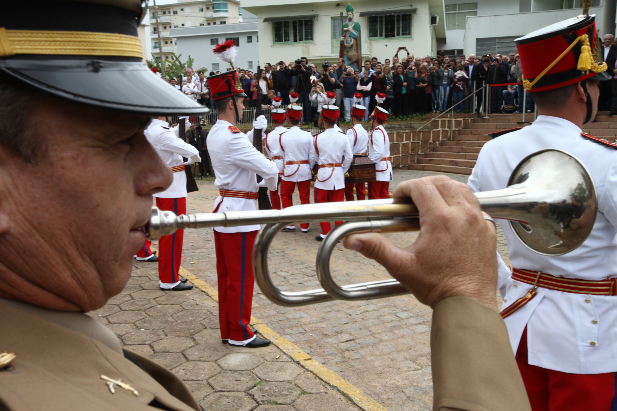 Cerimônia militar marca despedida do presidente Aldo Schneider
