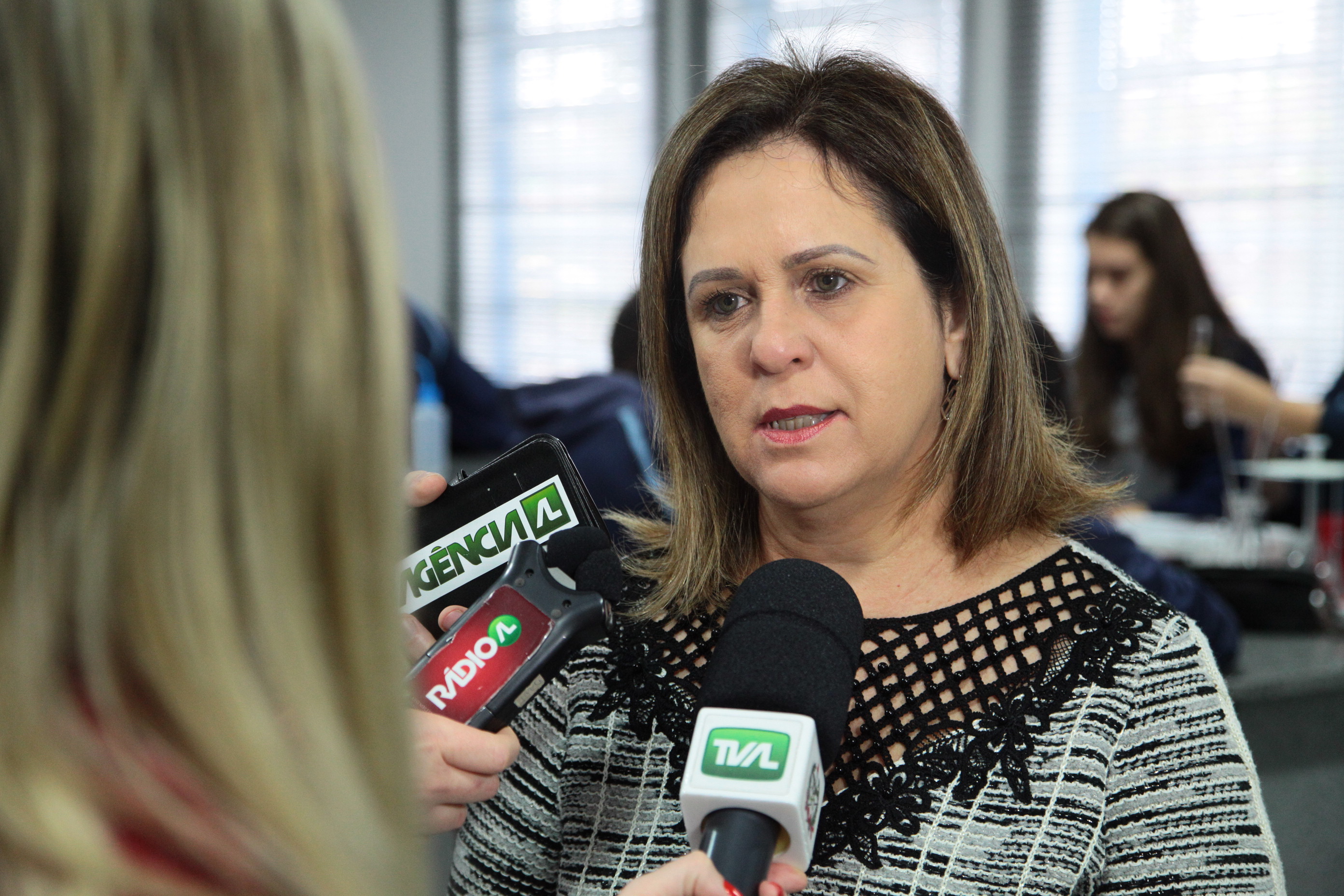 Metodologia Educacional de Singapura - Maria do Carmo Souza Ferreira (Diretora da Escola Municipal Orestes Guimarães)