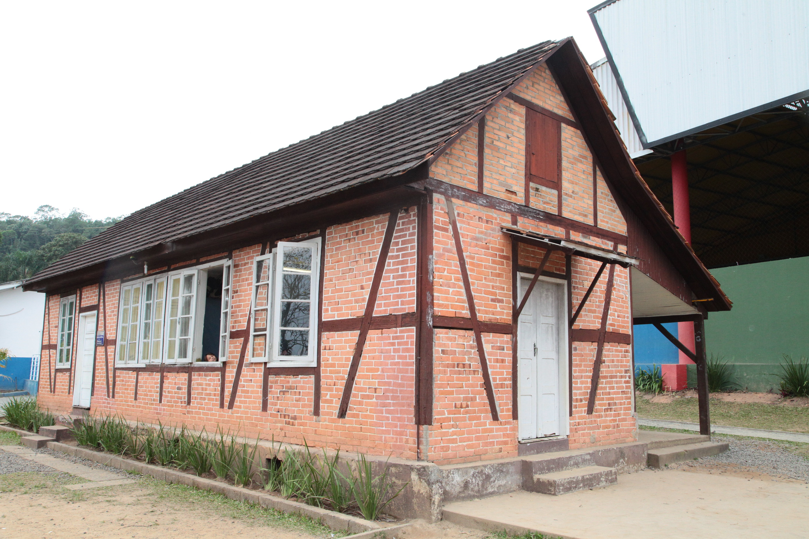 Metodologia Educacional de Singapura - Escolinha. Primeira construção da Escola Municipal Orestes Guimarães.