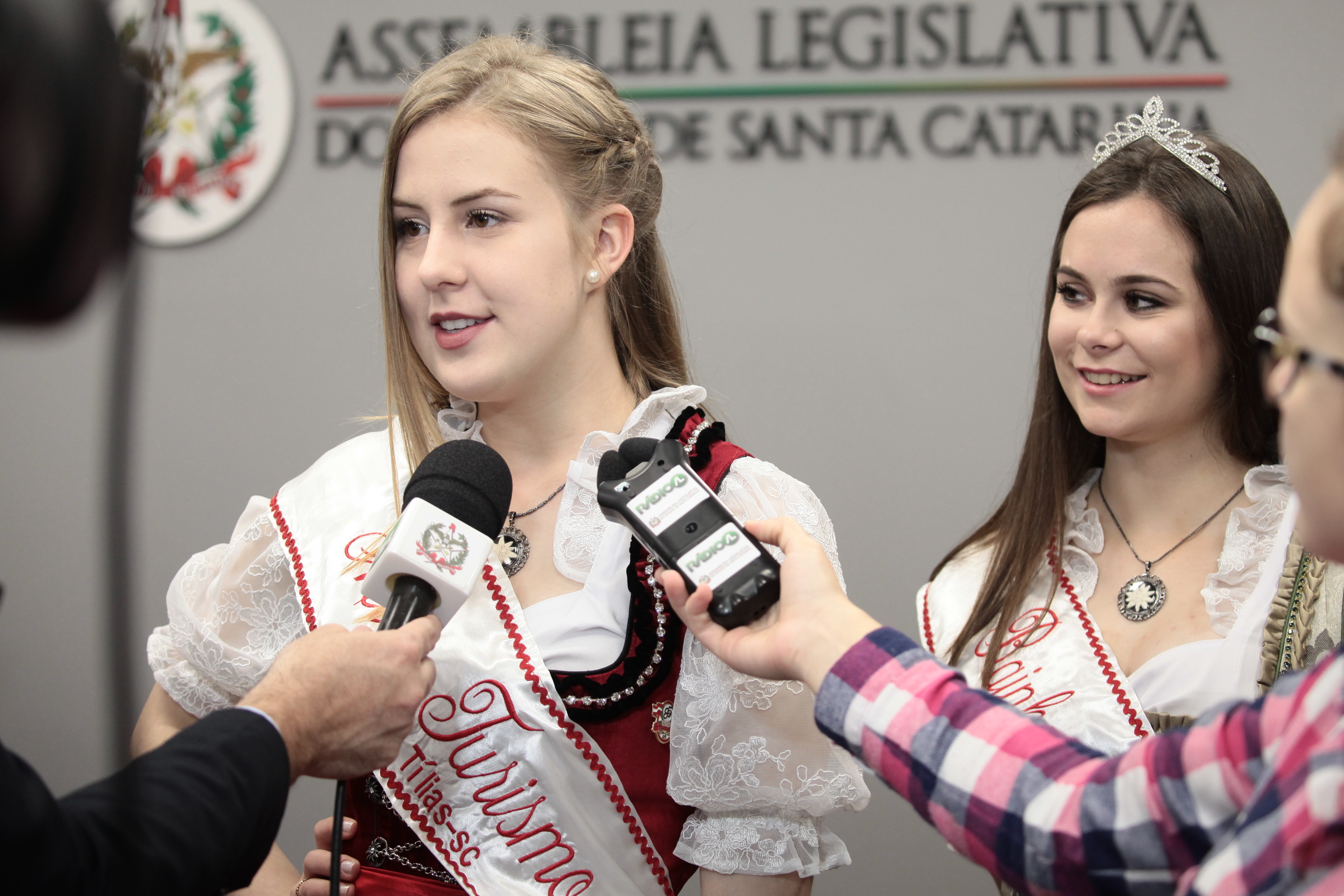Miss Turismo e Rainha falam sobre o Tirolerfest, festa da Imigração Austríaca em Treze Tílias