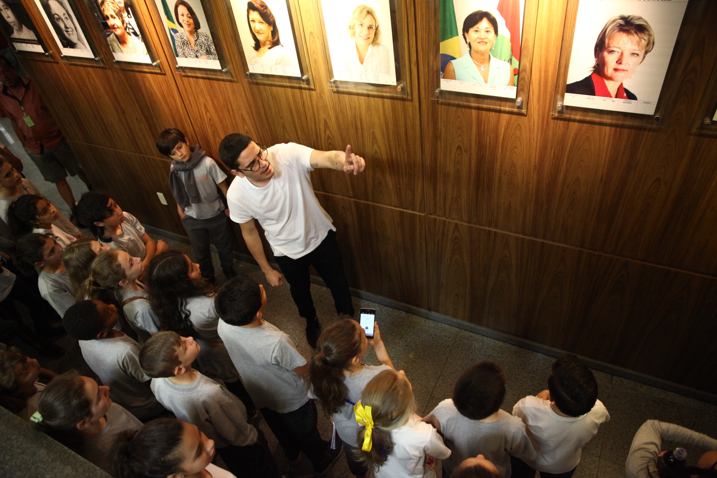 Turma de crianças da Escola Dolores Krauss visita a Alesc