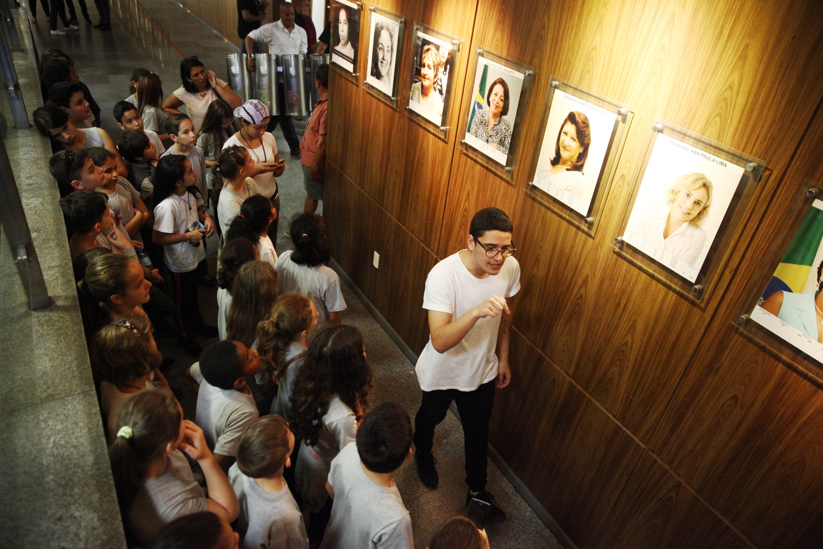 Turma de crianças da Escola Dolores Krauss visita a Alesc
