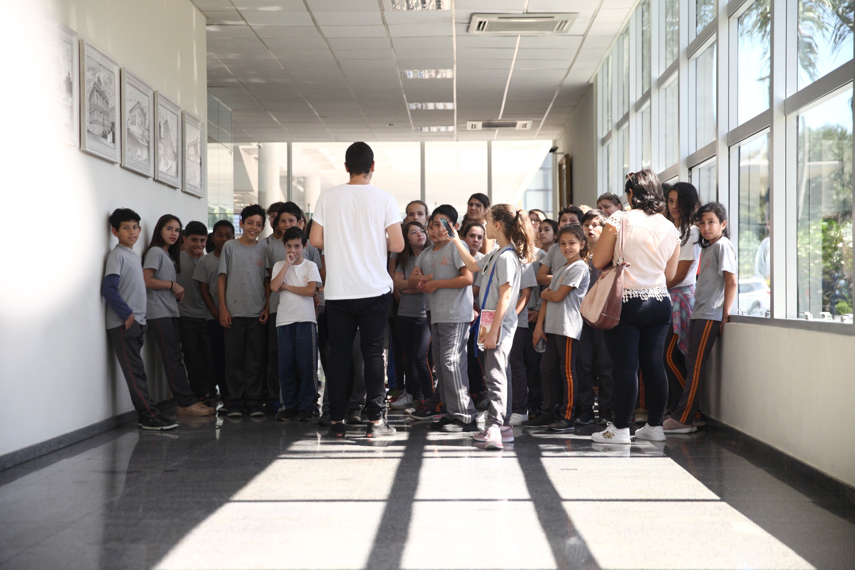 Turma de crianças da Escola Dolores Krauss visita a Alesc