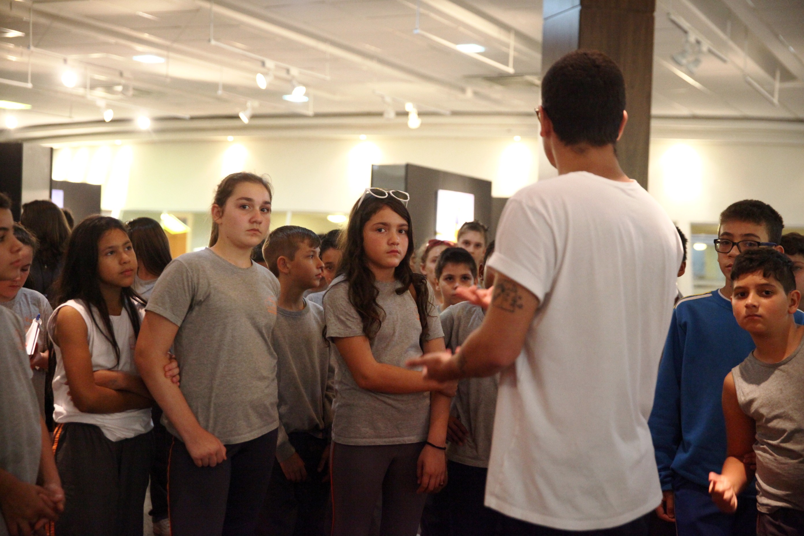 Turma de crianças da Escola Dolores Krauss visita a Alesc