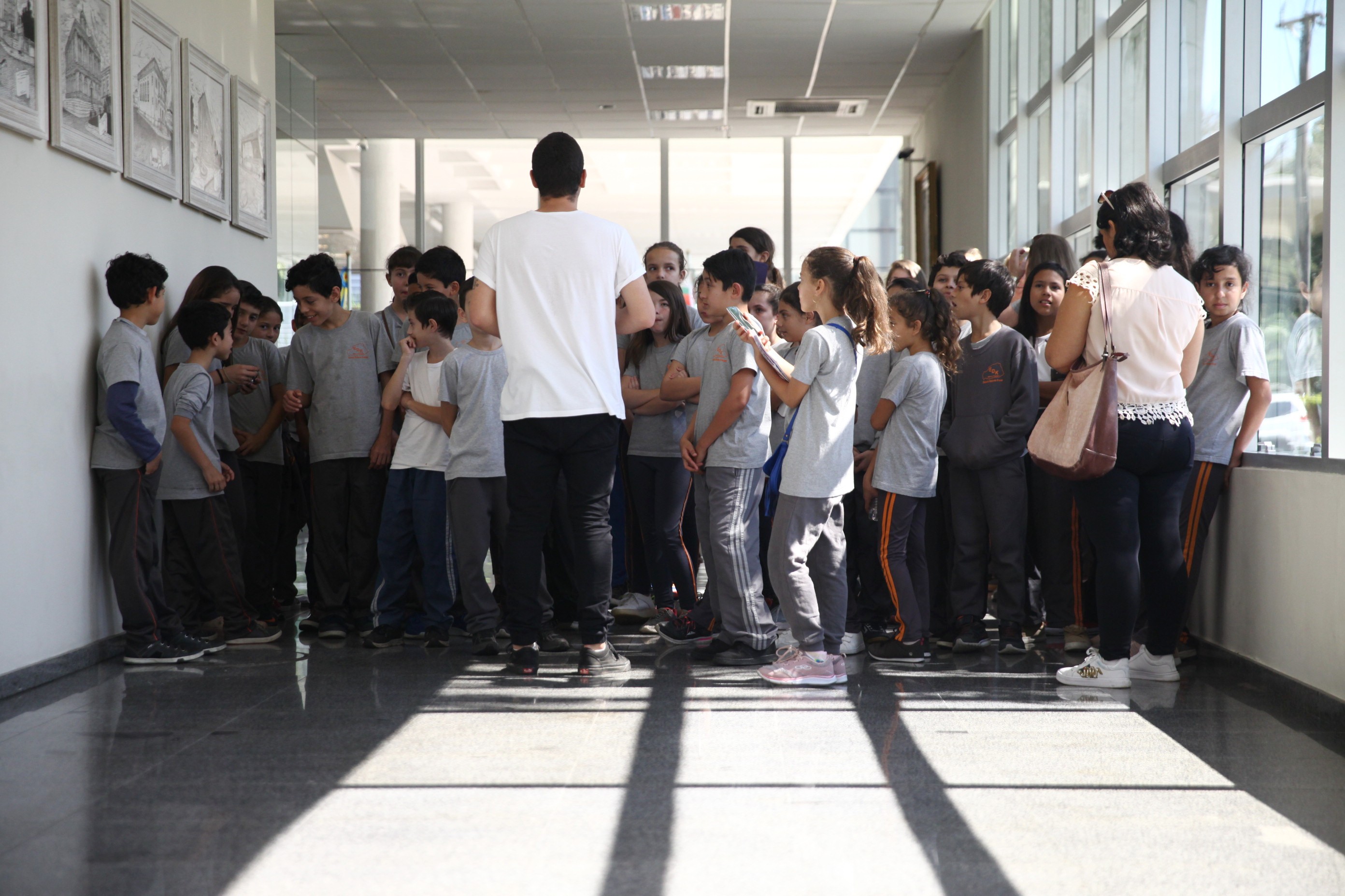 Turma de crianças da Escola Dolores Krauss visita a Alesc