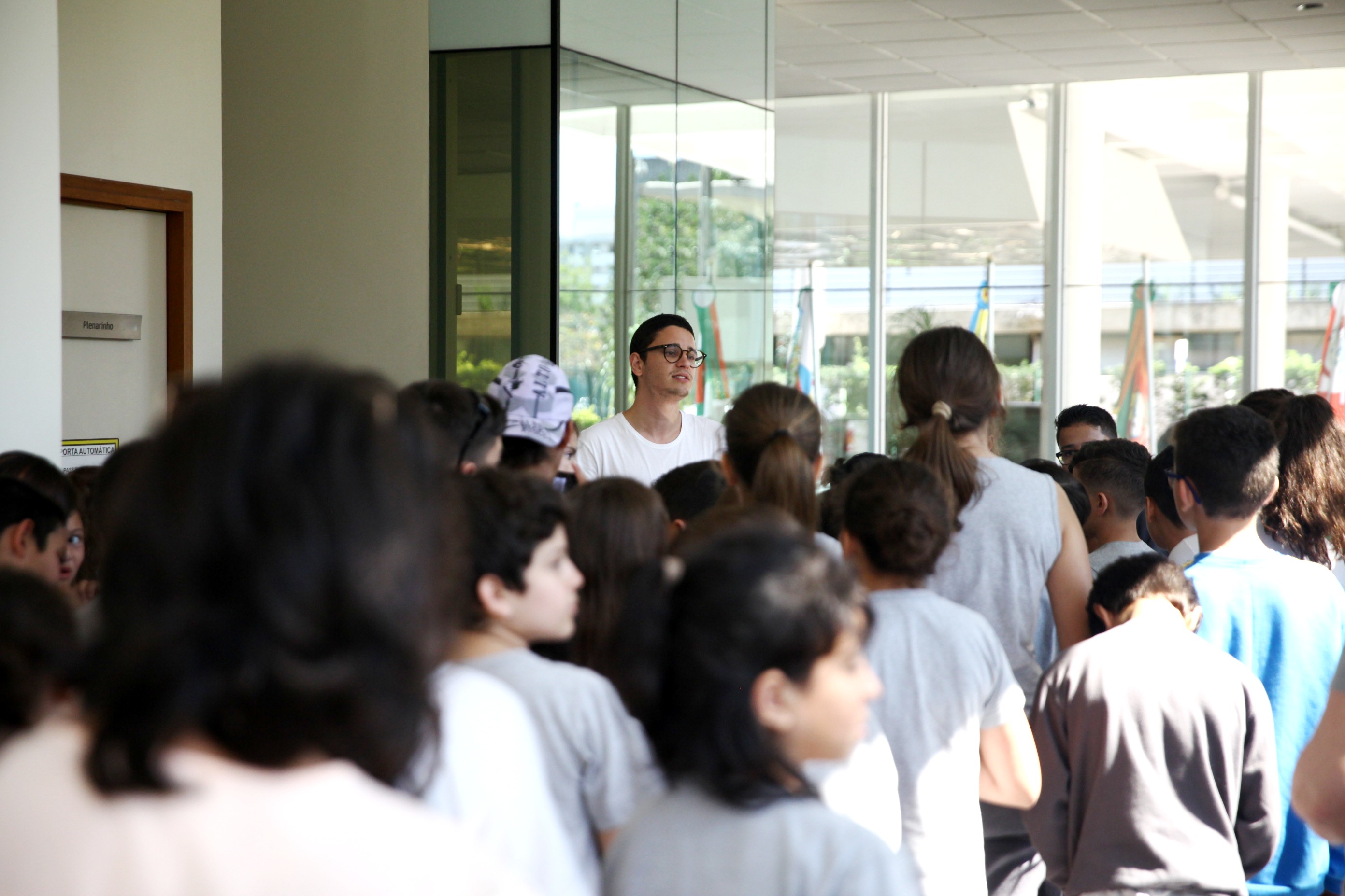 Turma de crianças da Escola Dolores Krauss visita a Alesc