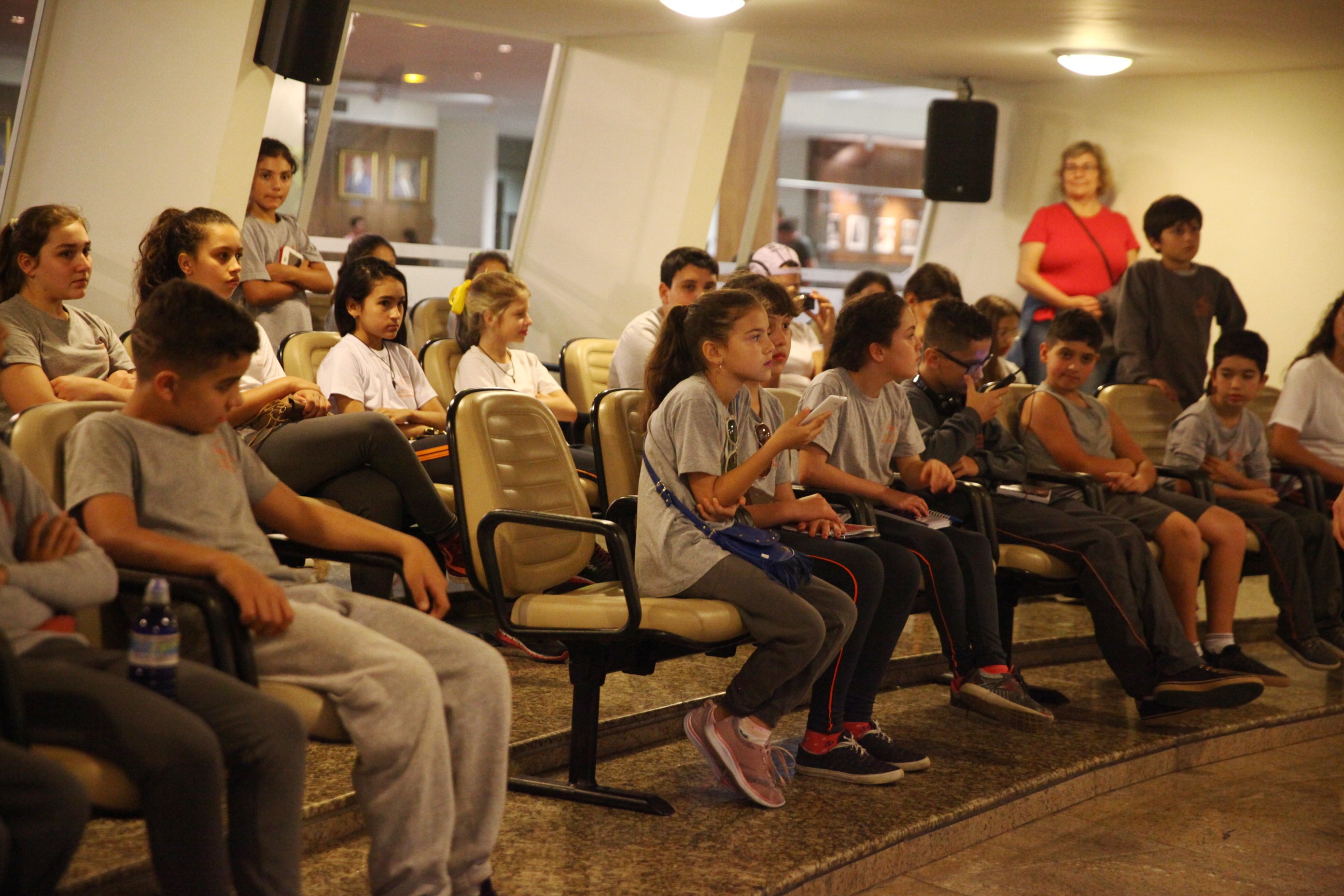 Turma de crianças da Escola Dolores Krauss visita a Alesc