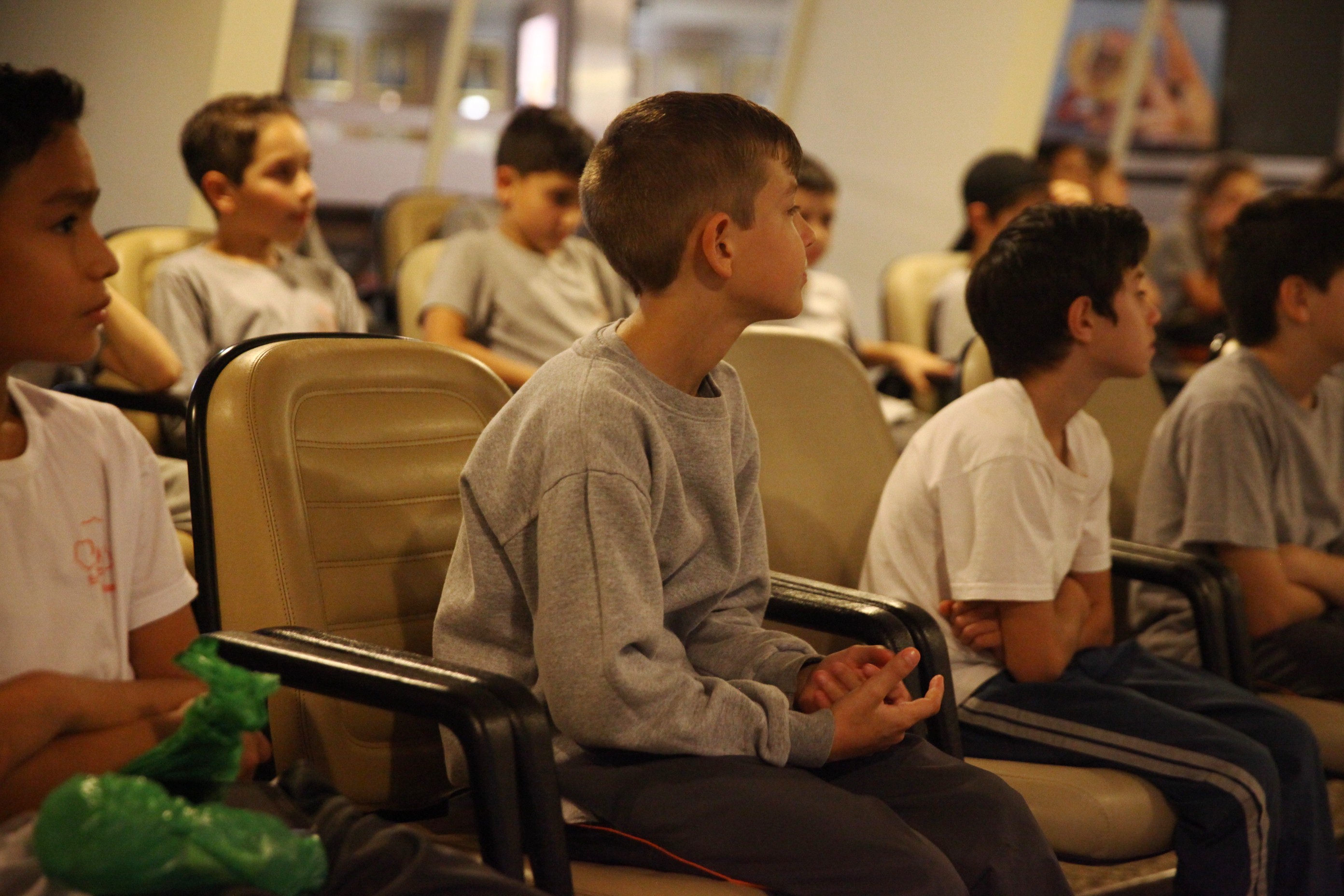 Turma de crianças da Escola Dolores Krauss visita a Alesc