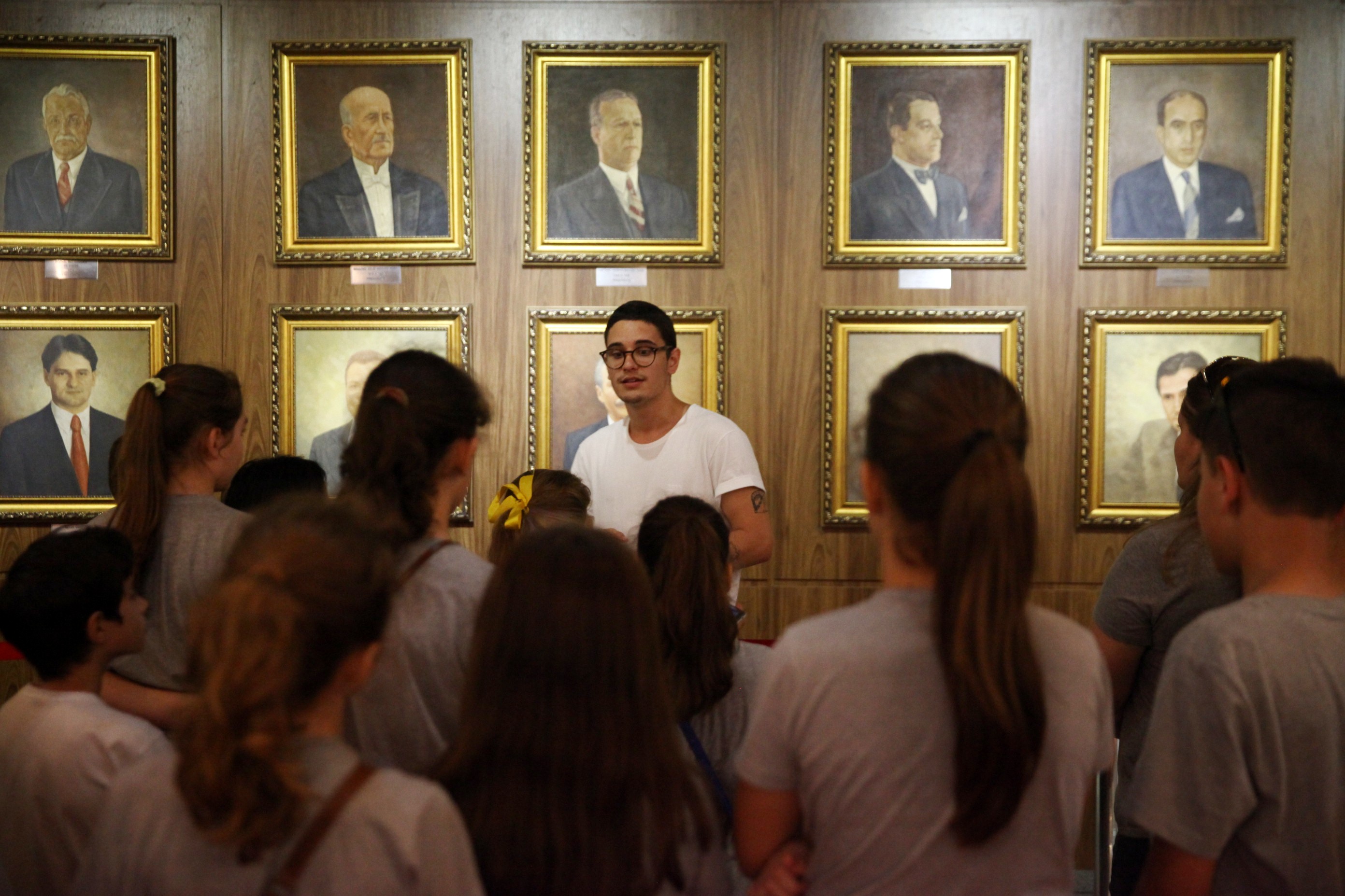 Turma de crianças da Escola Dolores Krauss visita a Alesc