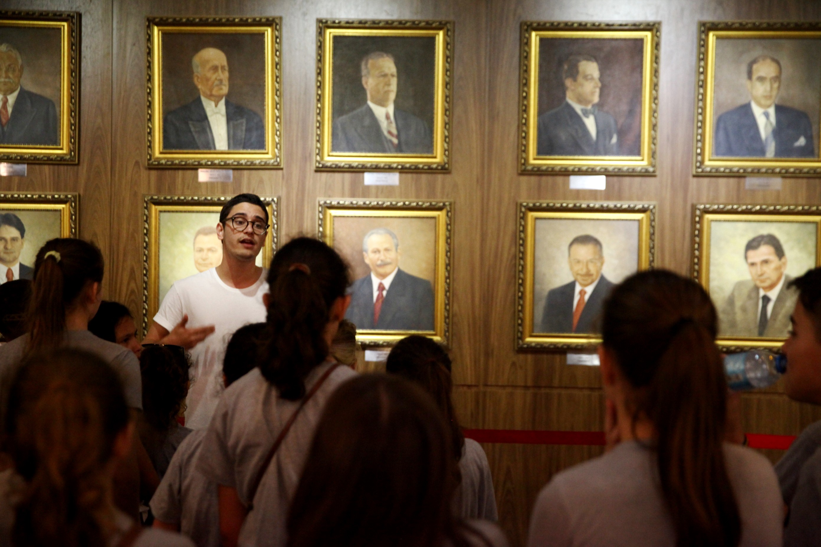 Turma de crianças da Escola Dolores Krauss visita a Alesc