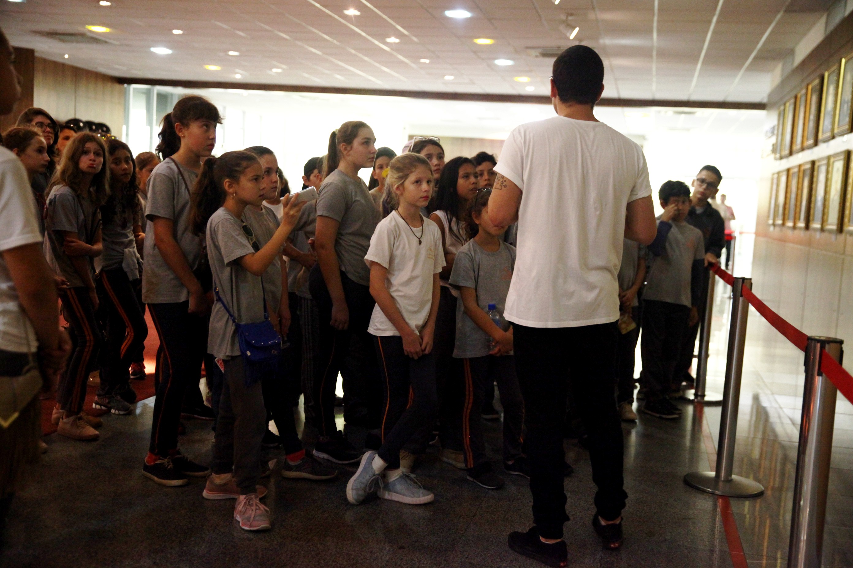 Turma de crianças da Escola Dolores Krauss visita a Alesc