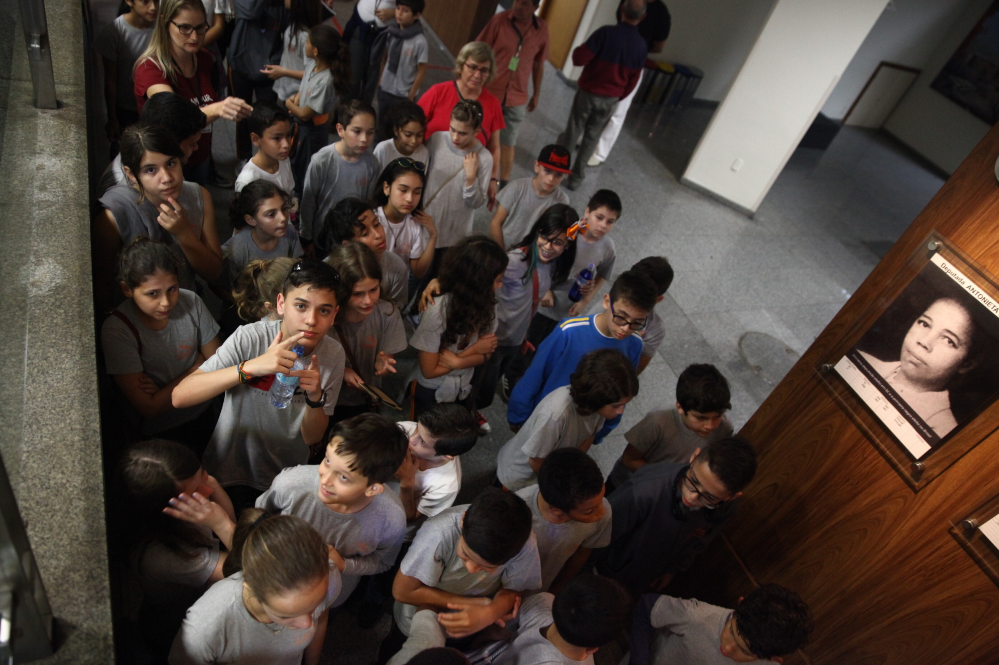 Estudantes aprendem sobre história do Parlamento em visitas guiadas