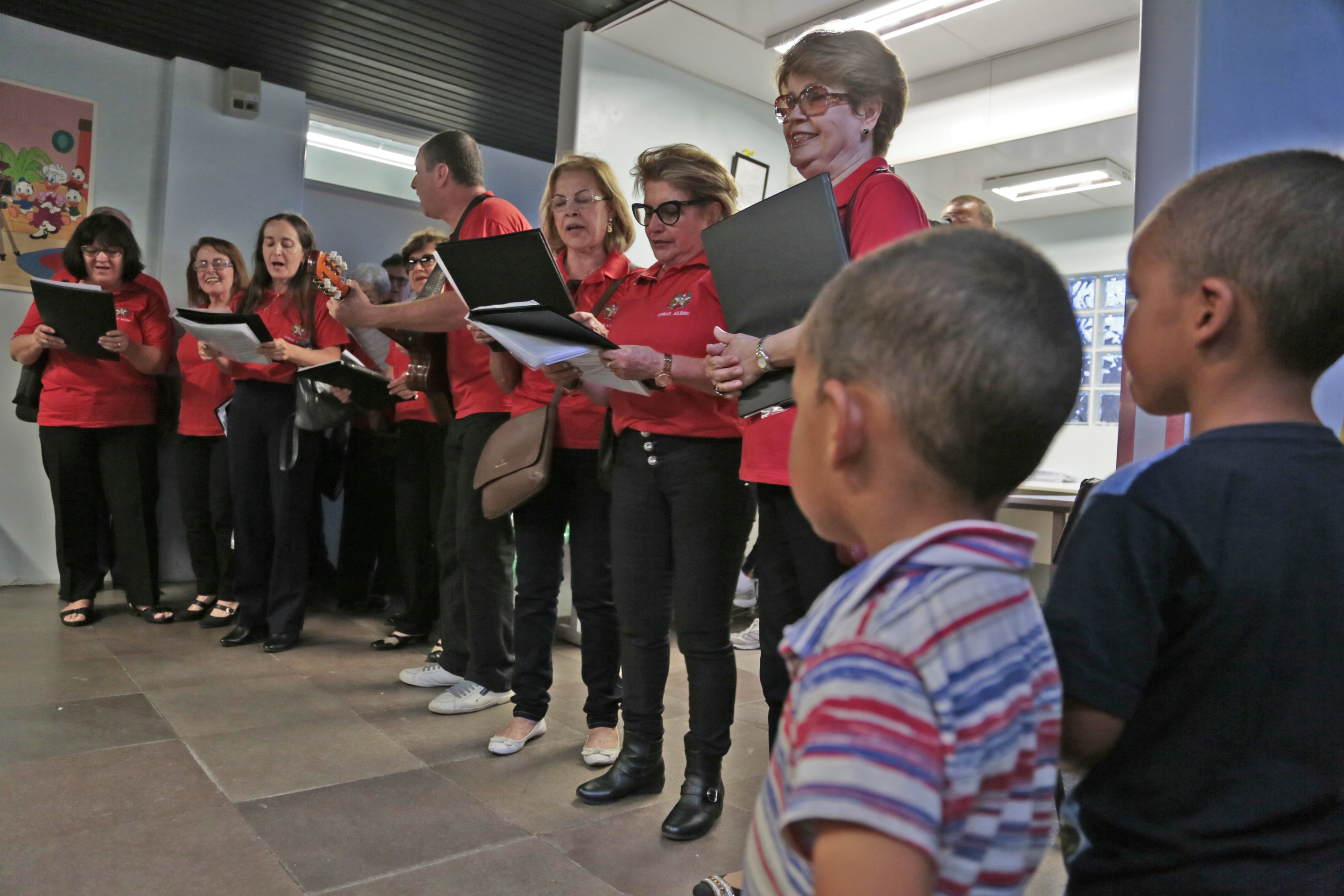 Coral da Alesc Canta para Crianças no Hospital Infantil.