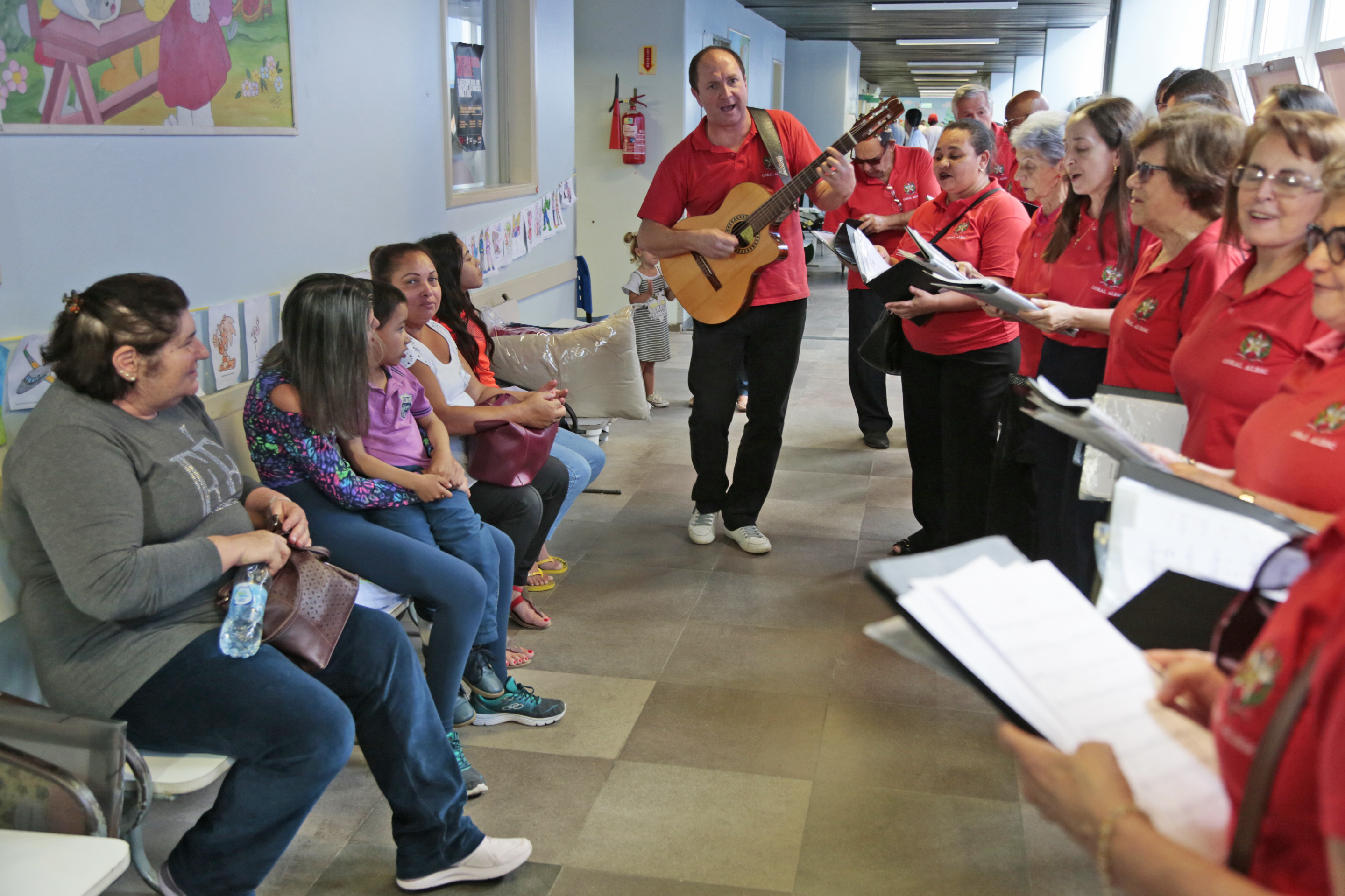 Coral da Alesc Canta para Crianças no Hospital Infantil.