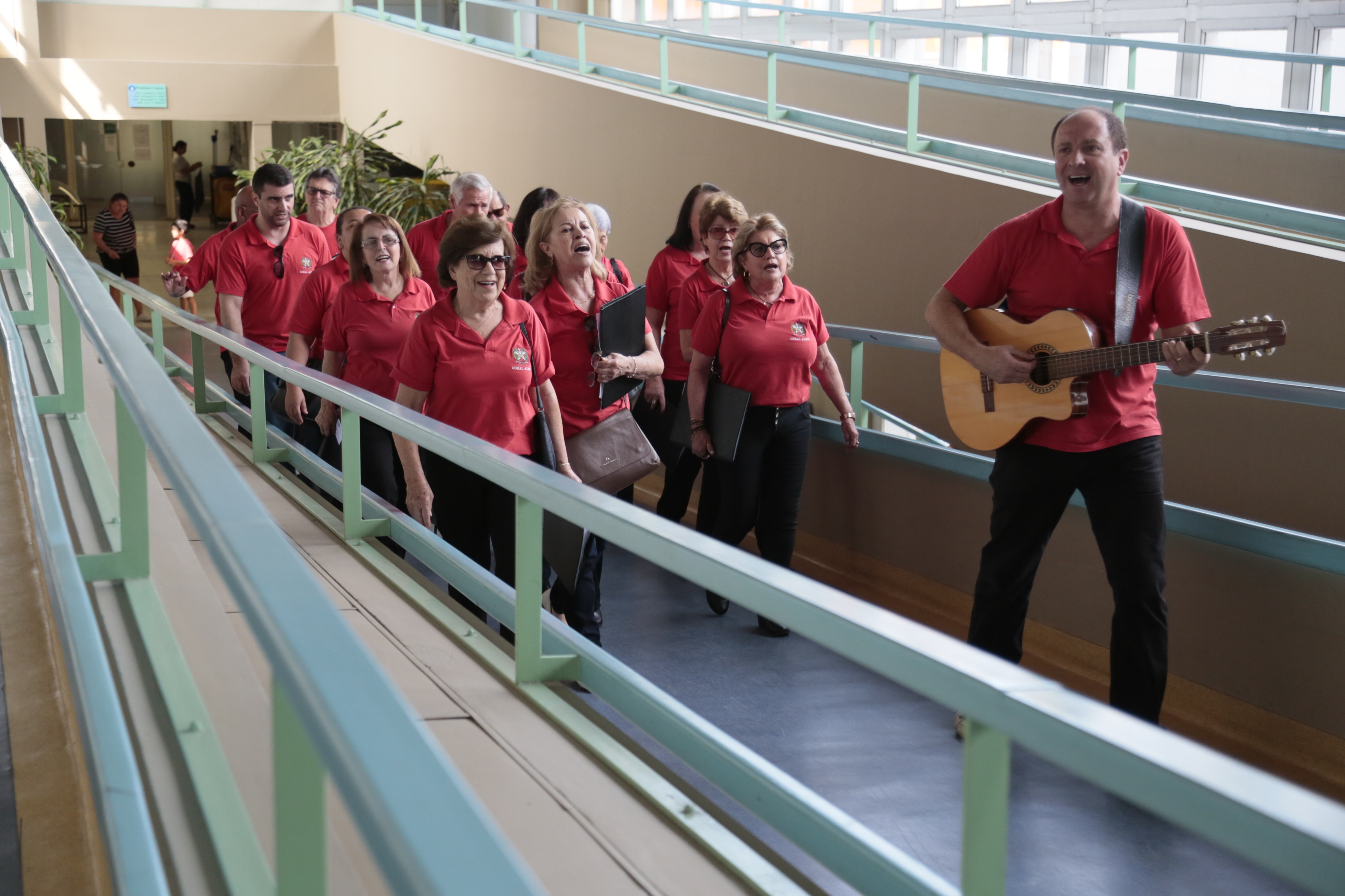 Coral da Alesc Canta para Crianças no Hospital Infantil.