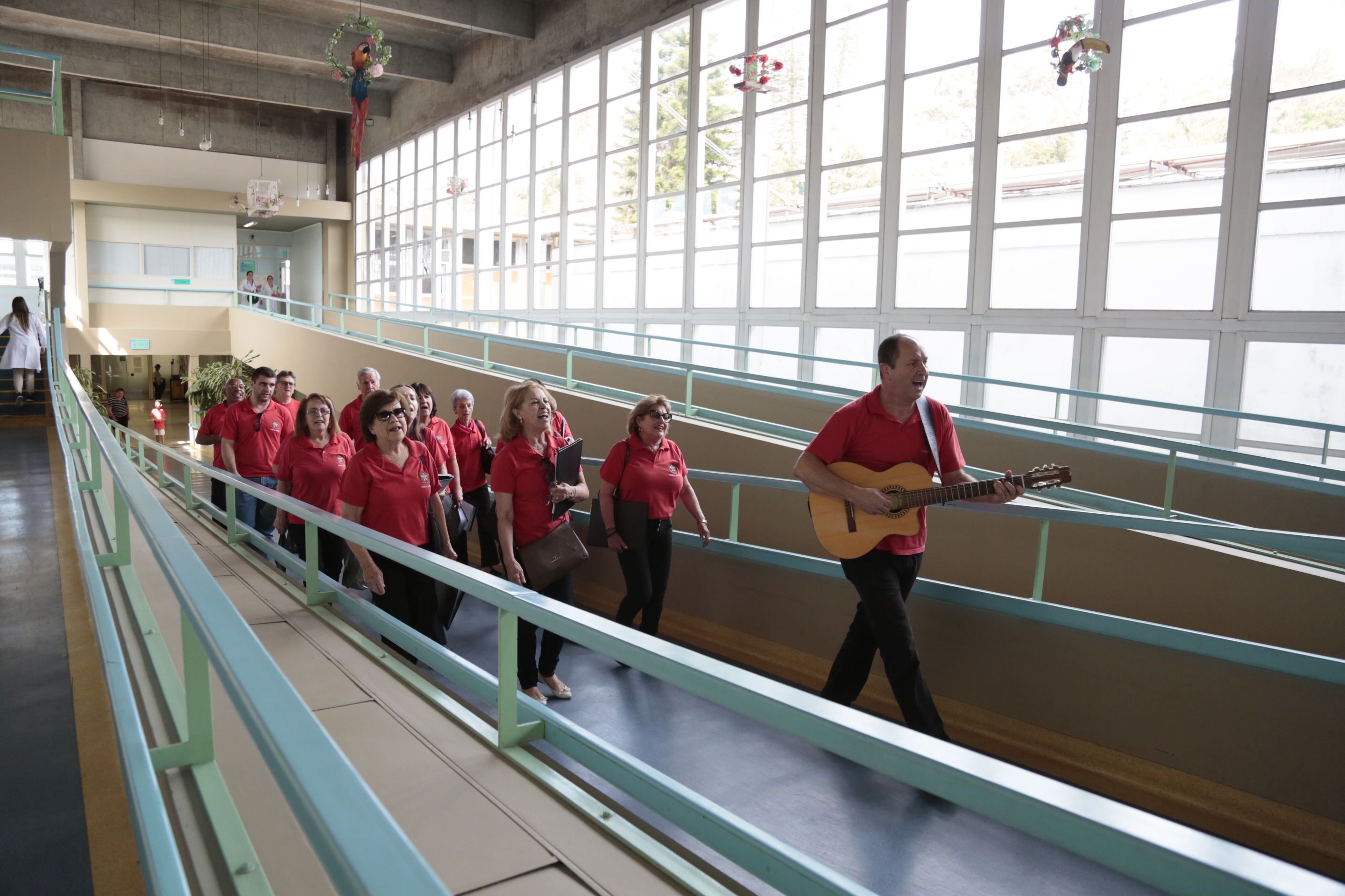 Coral da Alesc Canta para Crianças no Hospital Infantil.