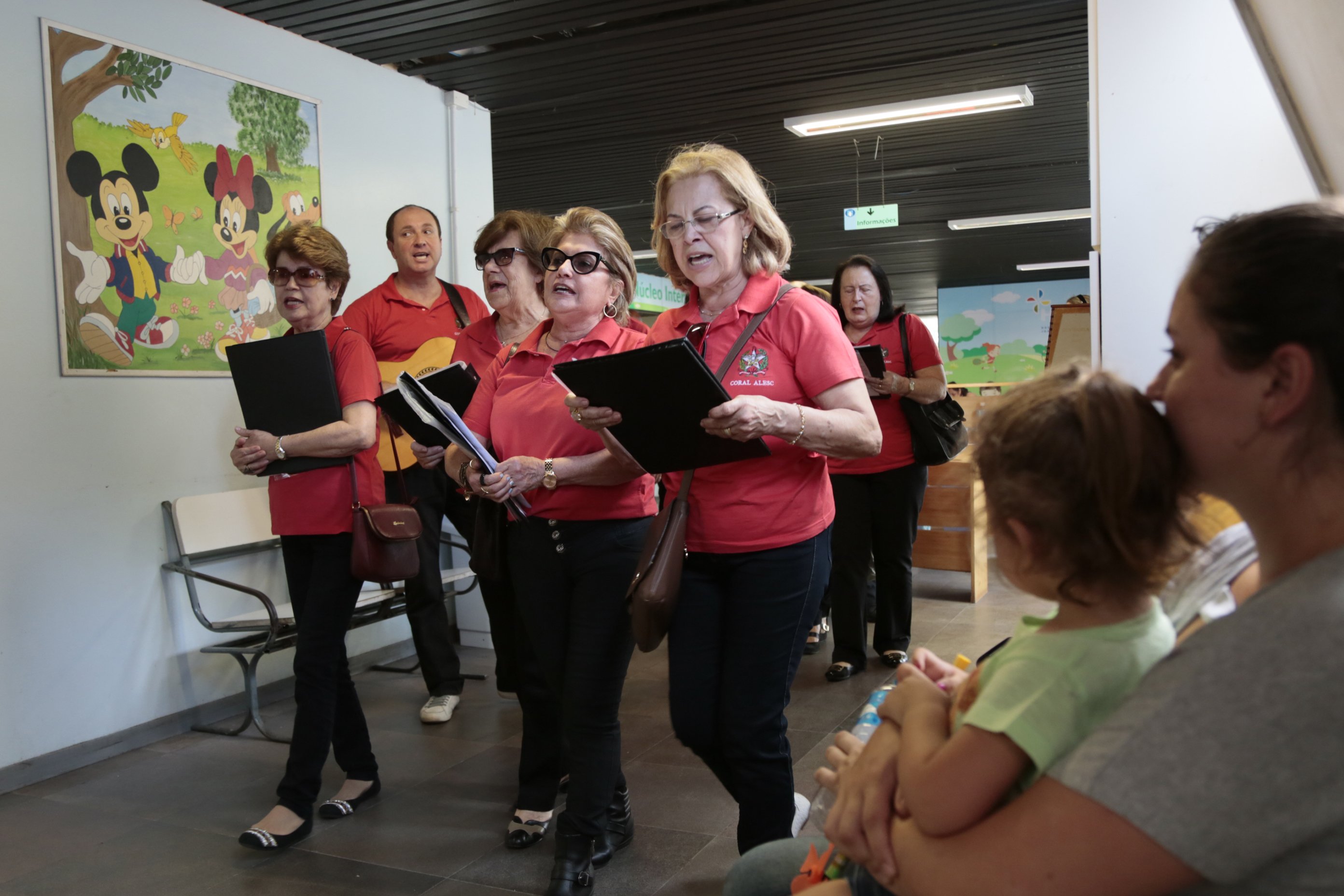 Coral da Alesc Canta para Crianças no Hospital Infantil.