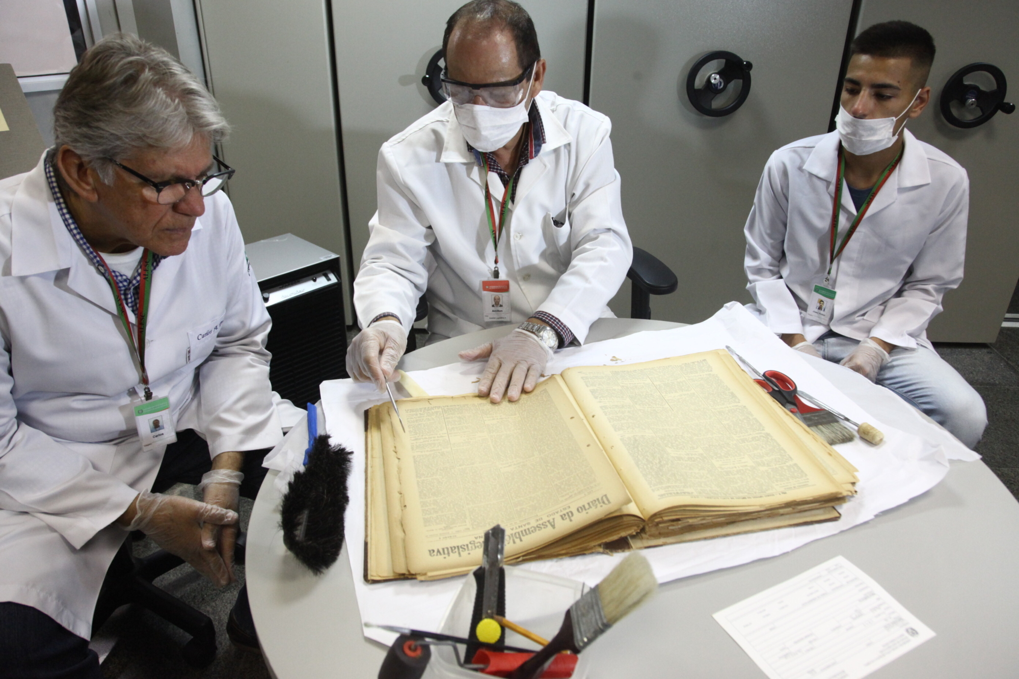 Restauração de documentos históricos é feita por servidores do Centro de Memória