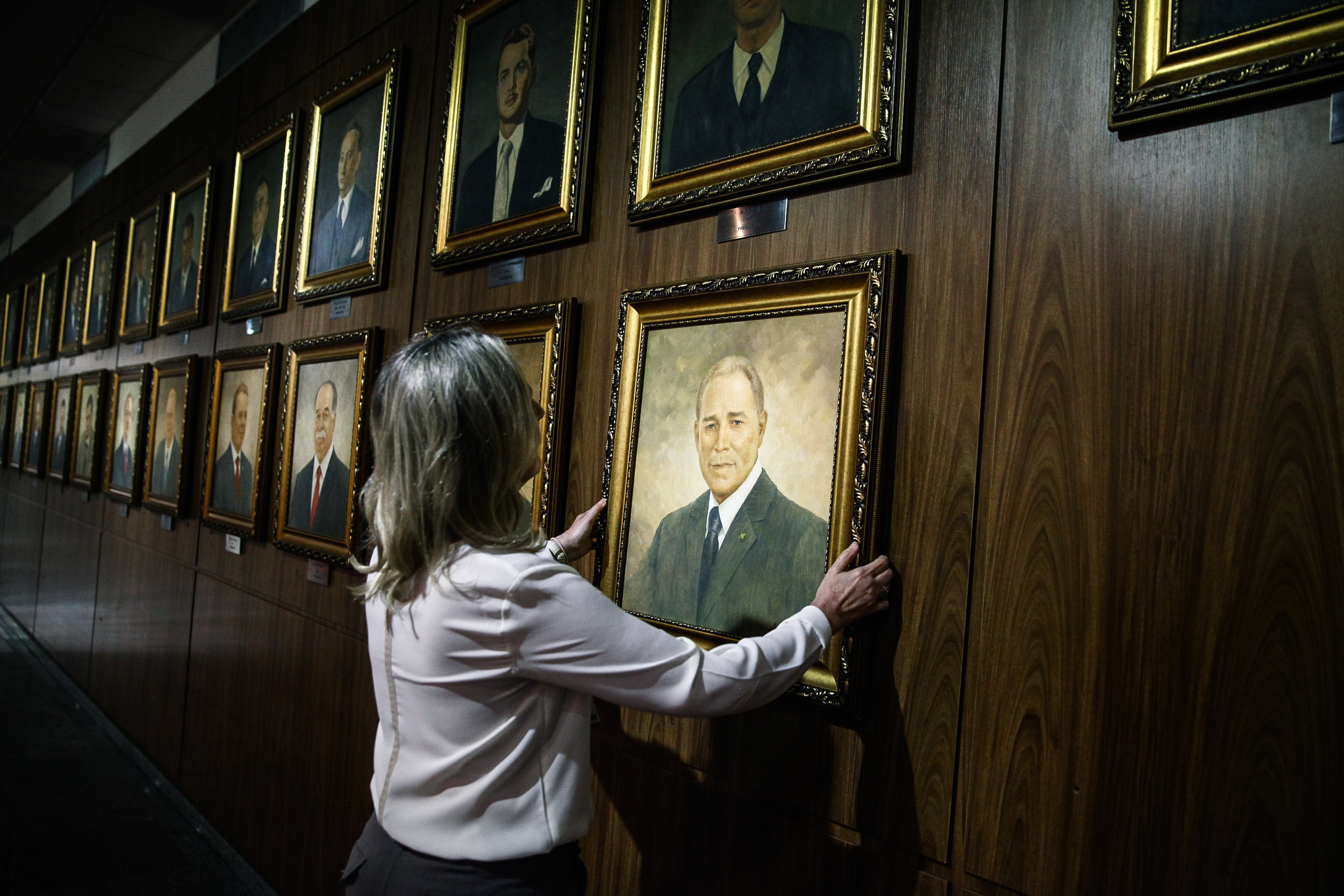 Retrato de Aldo Schneider é posicionado na galeria de ex-presidentes da ALESC