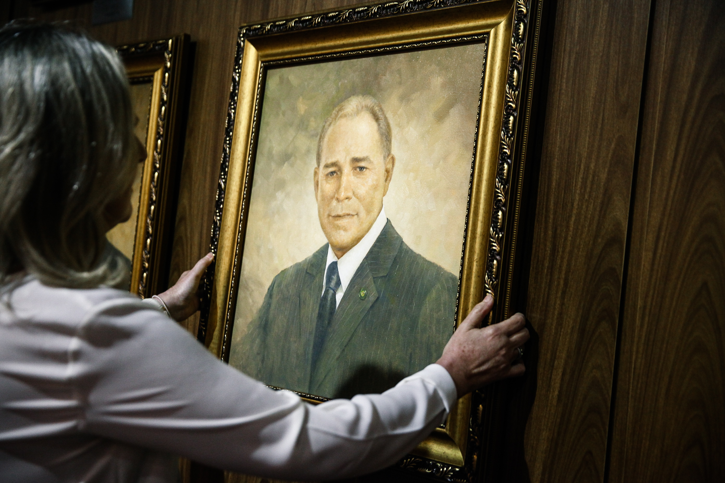 Retrato de Aldo Schneider é posicionado na galeria de ex-presidentes da ALESC