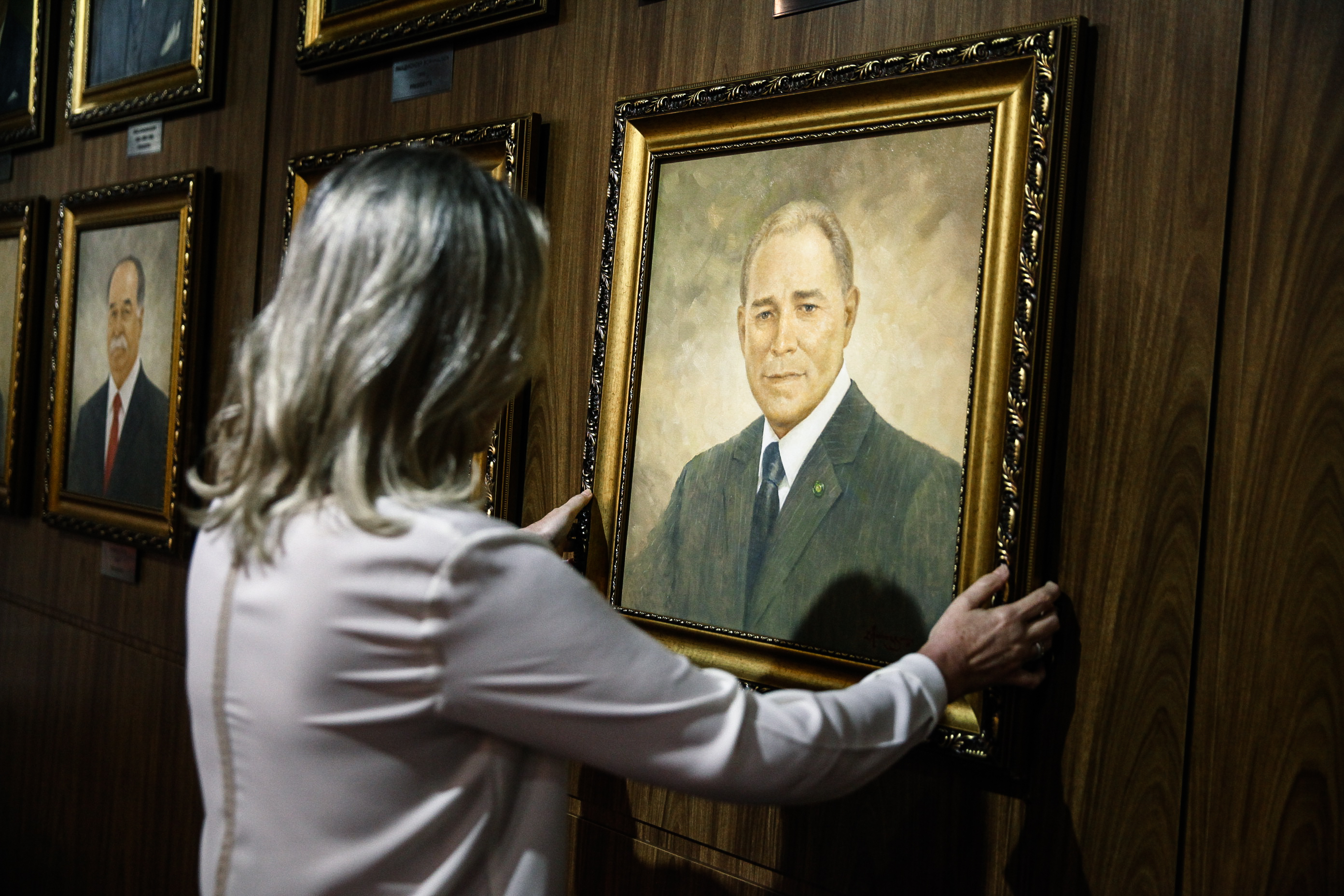 Retrato de Aldo Schneider é posicionado na galeria de ex-presidentes da ALESC