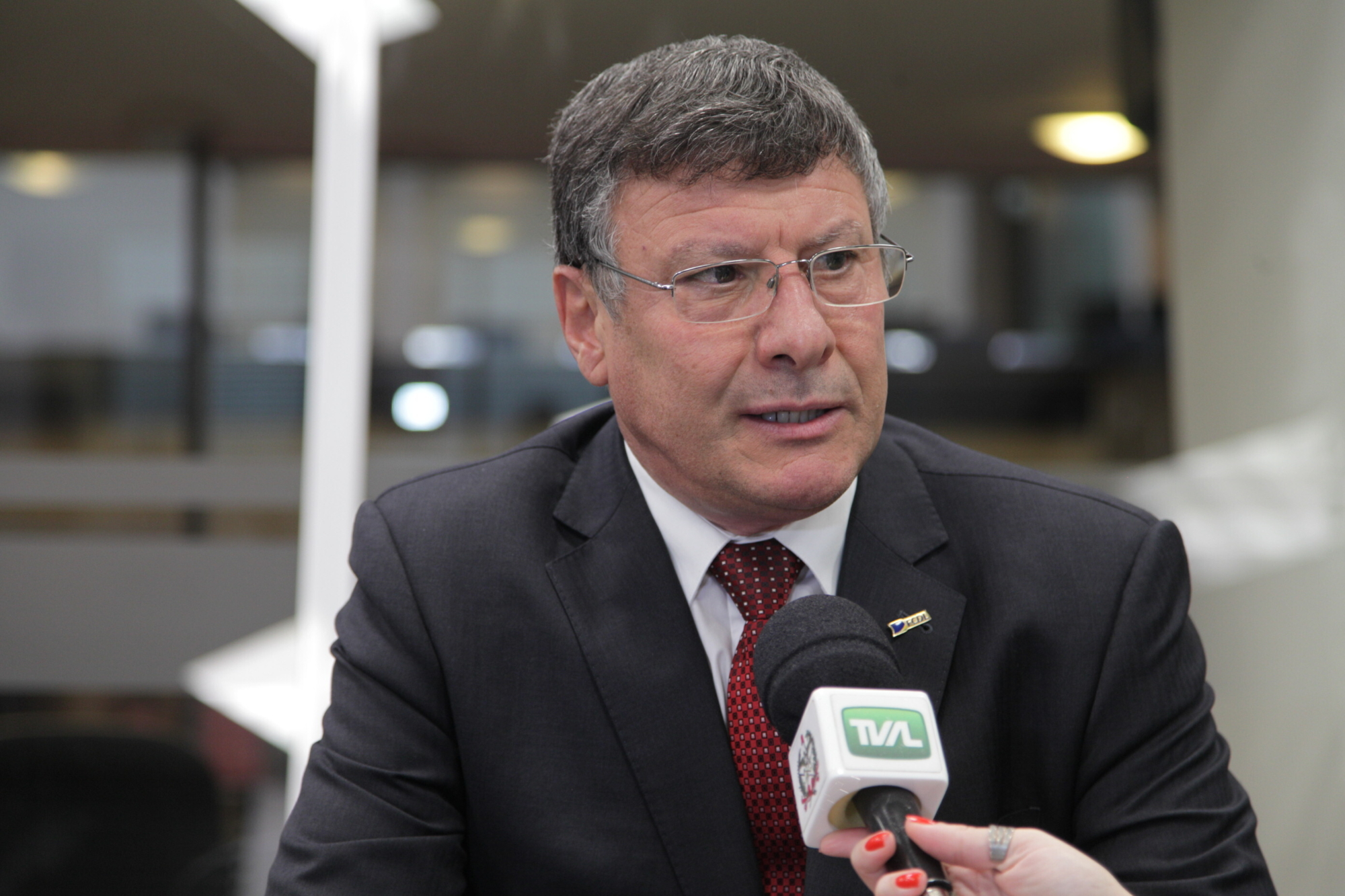 FCDL lança serviço para aproximar quem busca e quem oferece emprego