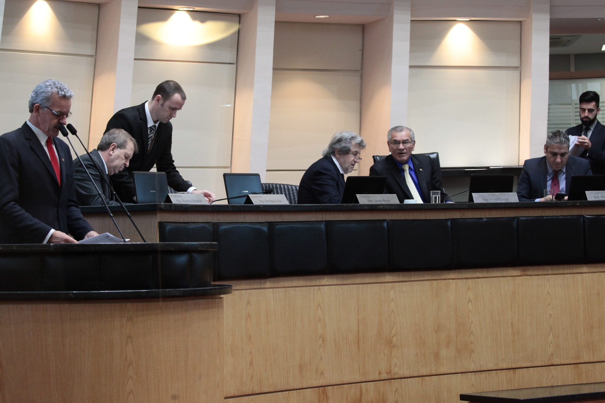 Parlamentares homenageiam professores na sessão desta terça (16)