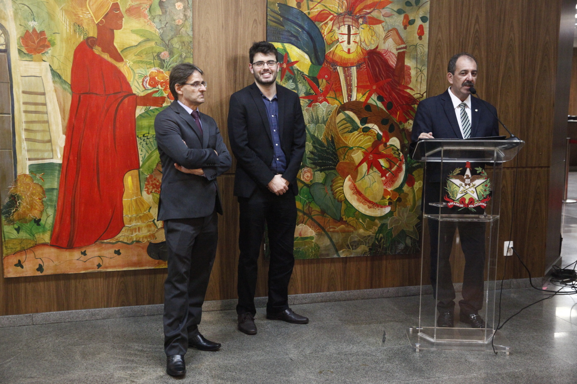 Deputado Neodi Saretta (PT), acompanha a homenagem, junto ao presidente do Sindalesc e presidente da Fenale